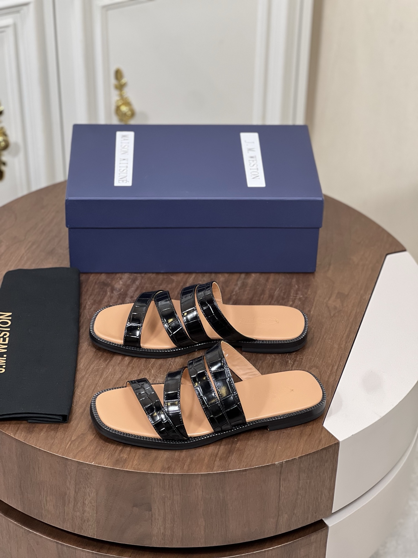 J.M.WESTON高端真皮夏季男士拖鞋
进口原版牛皮，牛皮内里，...