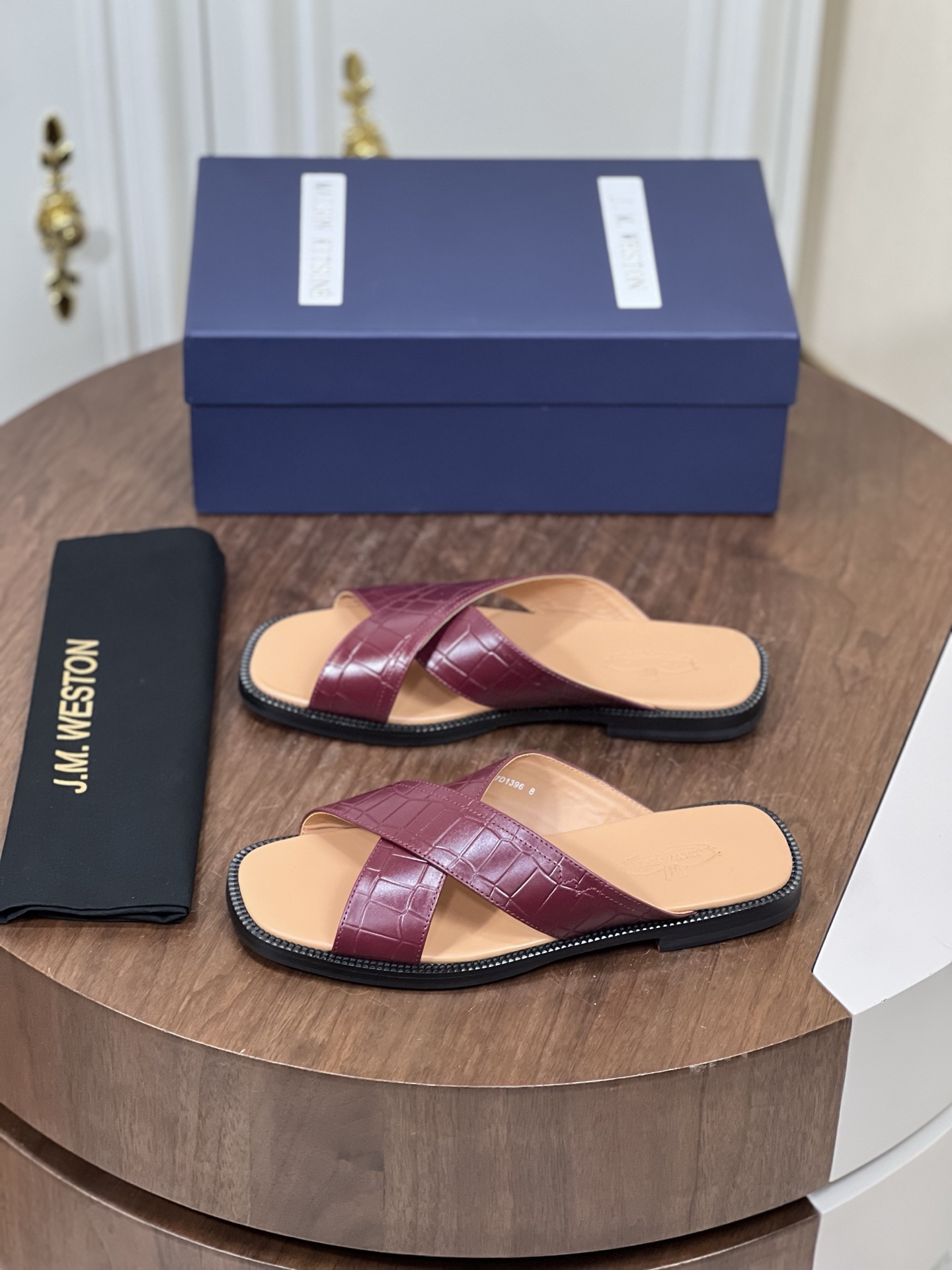 J.M.WESTON高端真皮夏季男士拖鞋
进口原版牛皮，牛皮内里，...