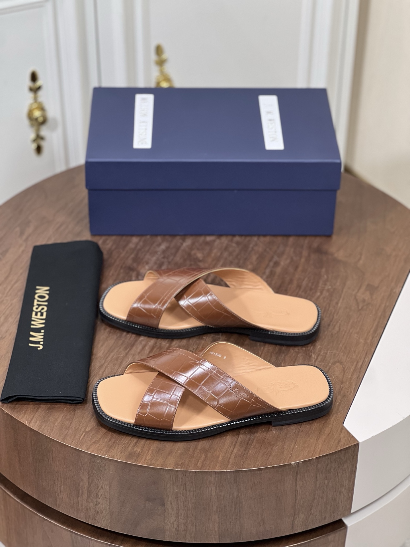 J.M.WESTON高端真皮夏季男士拖鞋
进口原版牛皮，牛皮内里，...