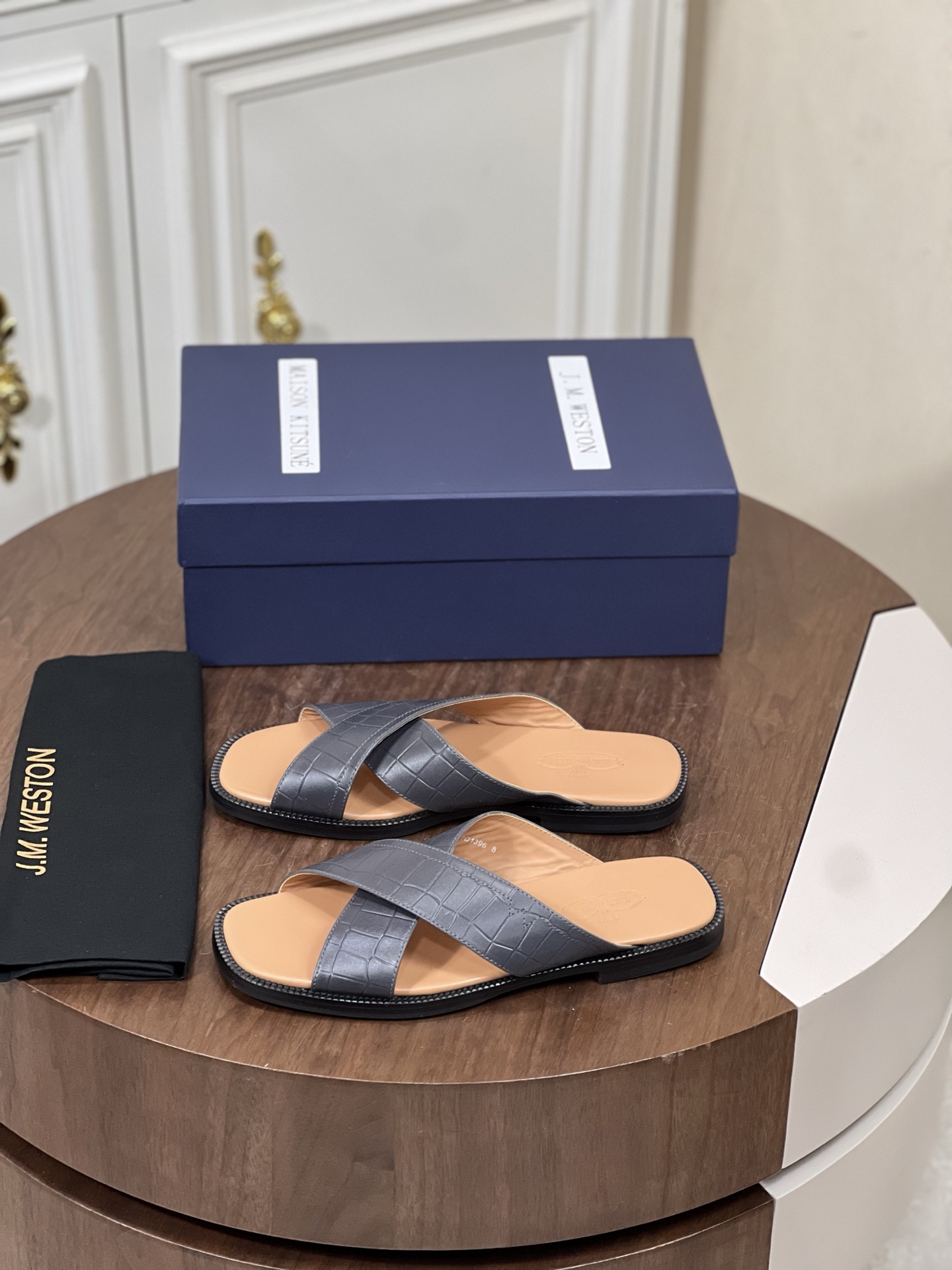 J.M.WESTON高端真皮夏季男士拖鞋
进口原版牛皮，牛皮内里，...