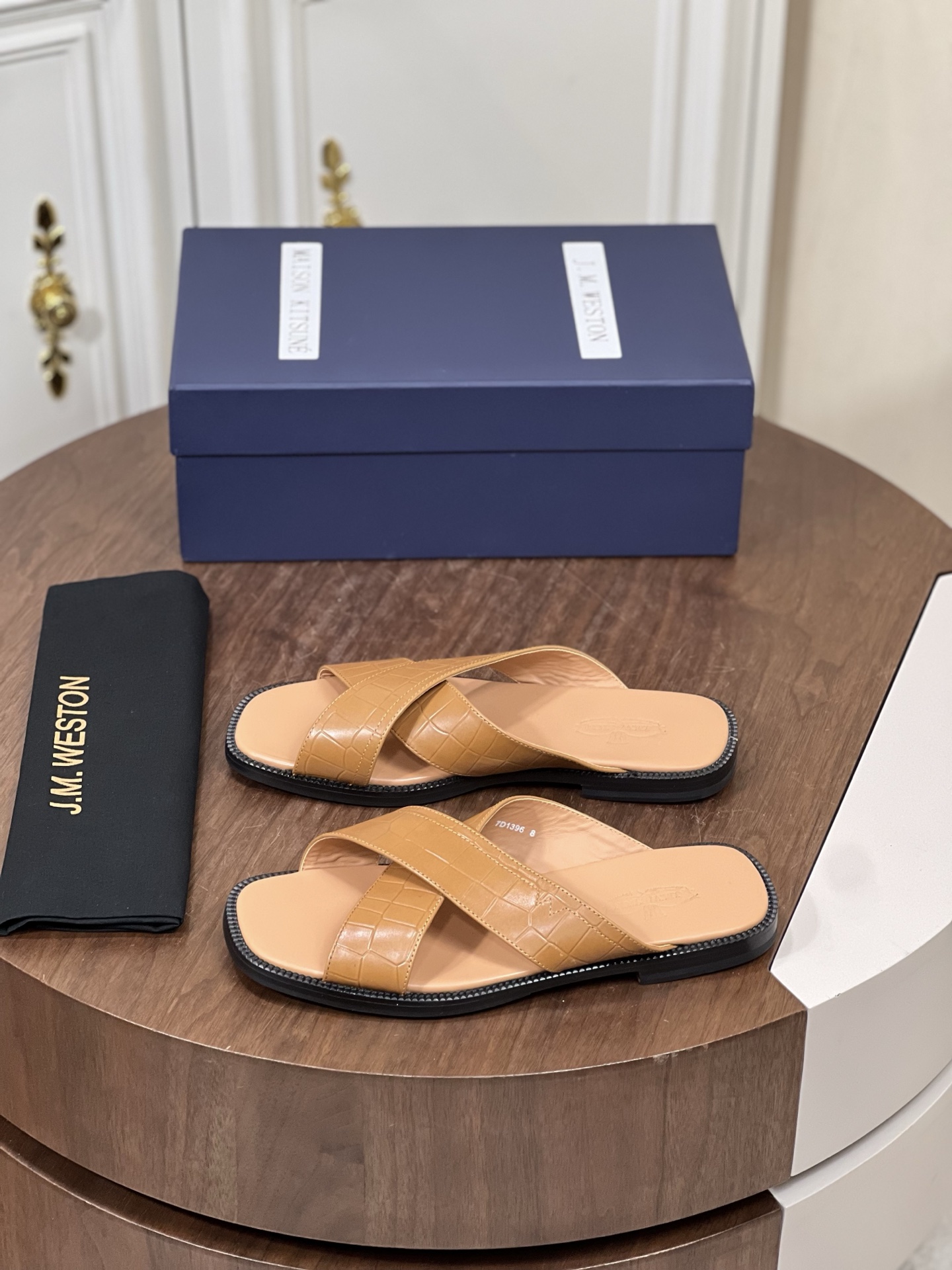 J.M.WESTON高端真皮夏季男士拖鞋
进口原版牛皮，牛皮内里，...