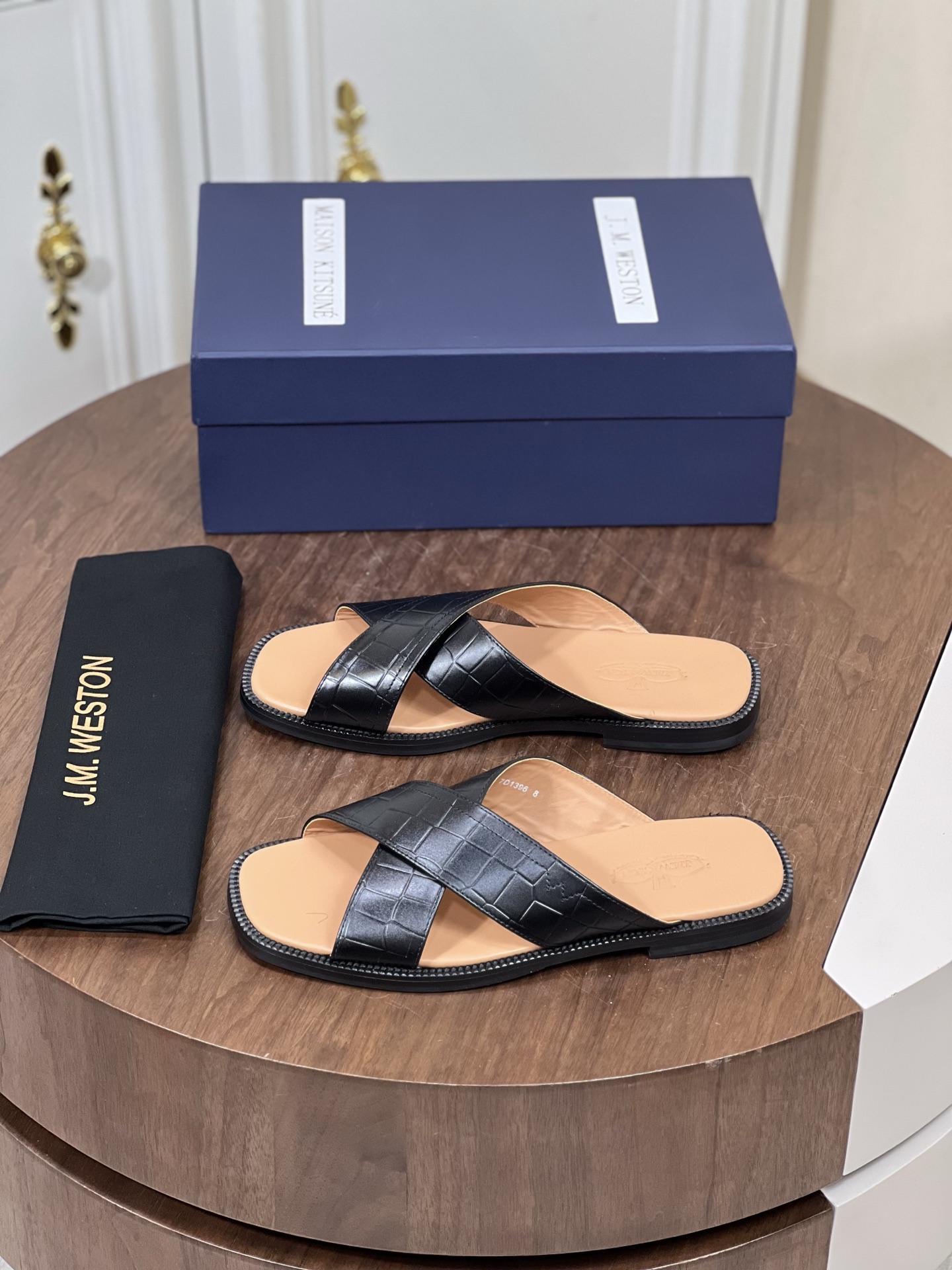 J.M.WESTON高端真皮夏季男士拖鞋
进口原版牛皮，牛皮内里，...