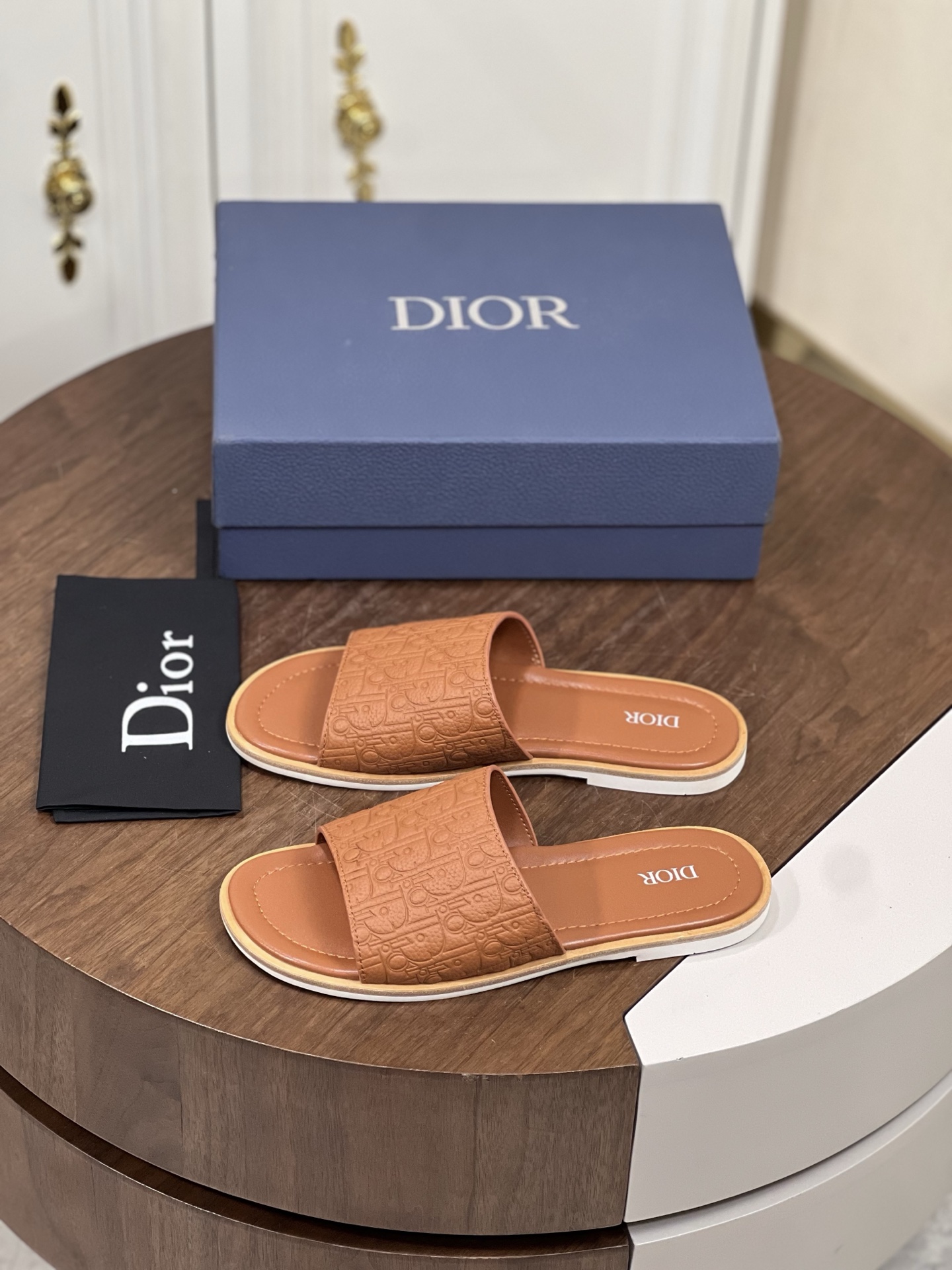 Dio*～ 高端男士夏季拖鞋
鞋面材质头层牛皮空压lougou，原...