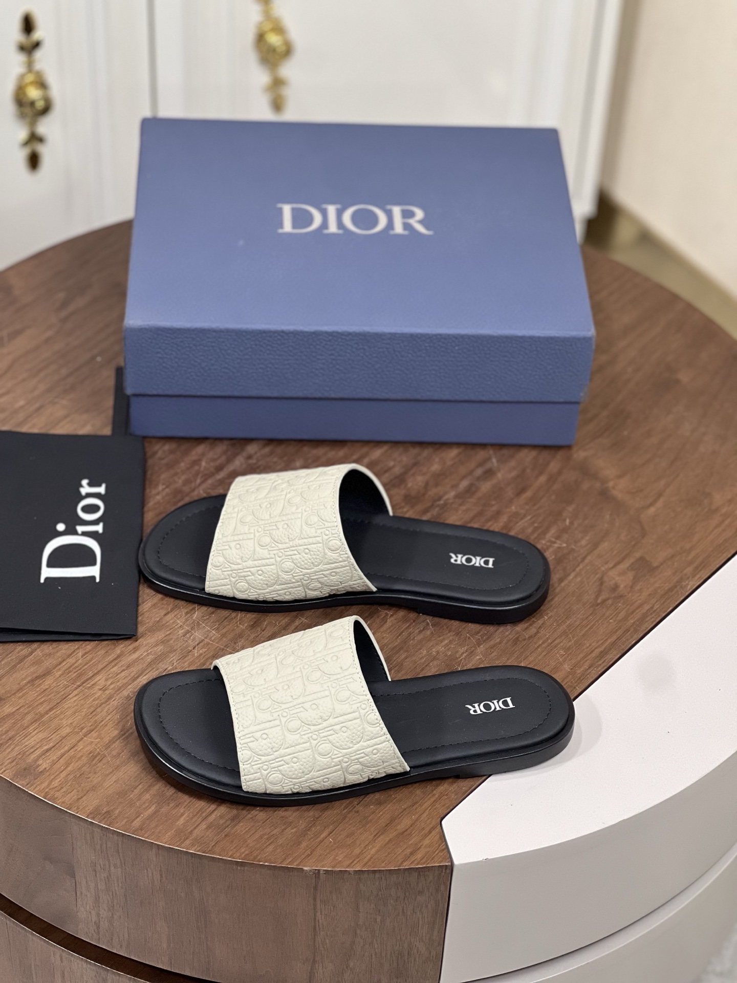 Dio*～ 高端男士夏季拖鞋
鞋面材质头层牛皮空压lougou，原...