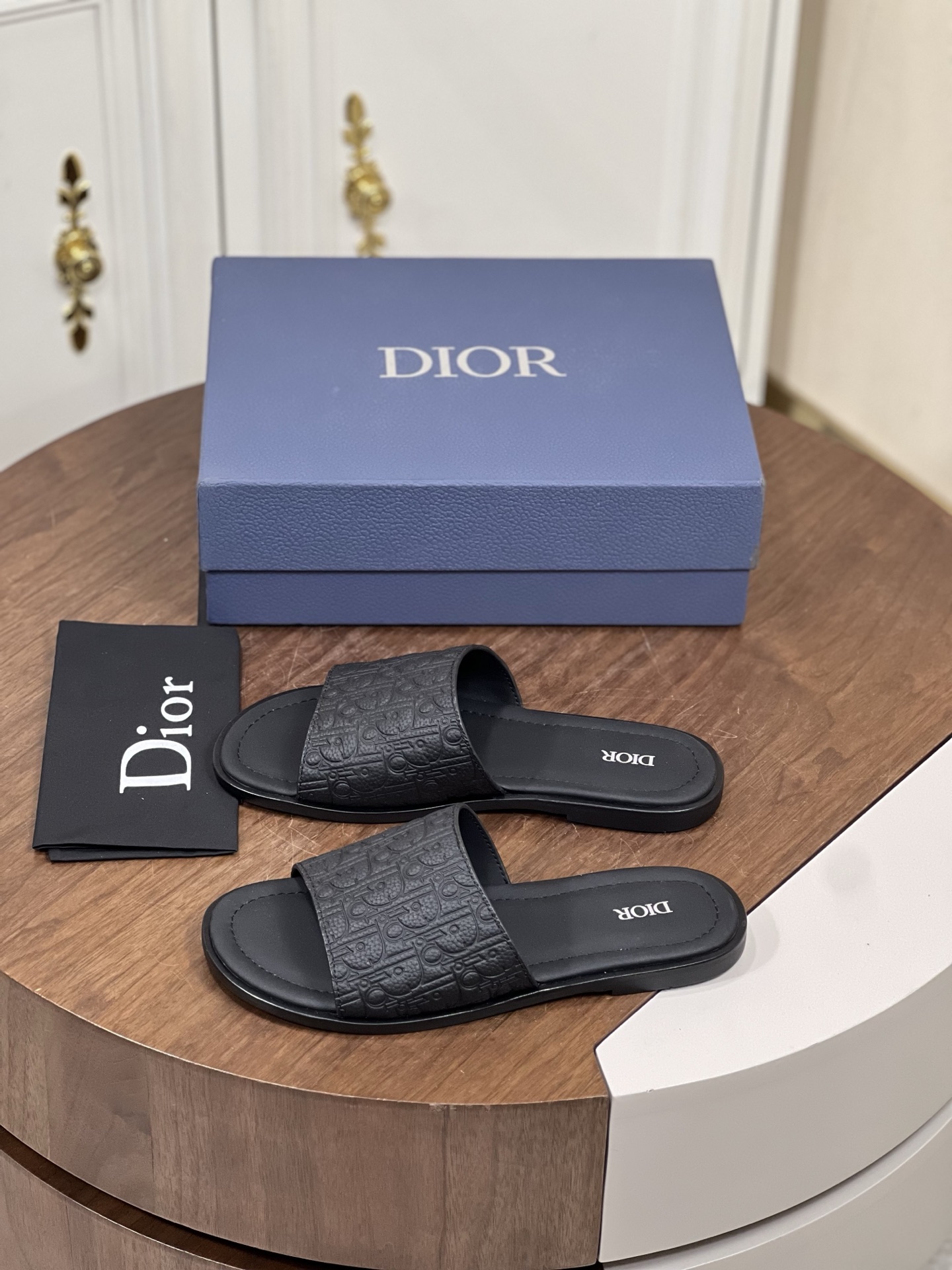 Dio*～ 高端男士夏季拖鞋
鞋面材质头层牛皮空压lougou，原...