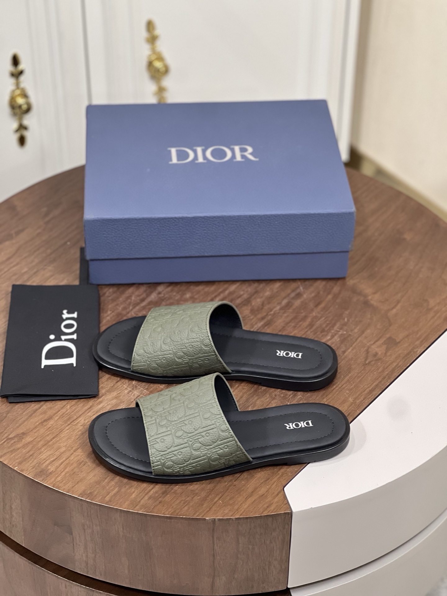 Dio*～ 高端男士夏季拖鞋
鞋面材质头层牛皮空压lougou，原...