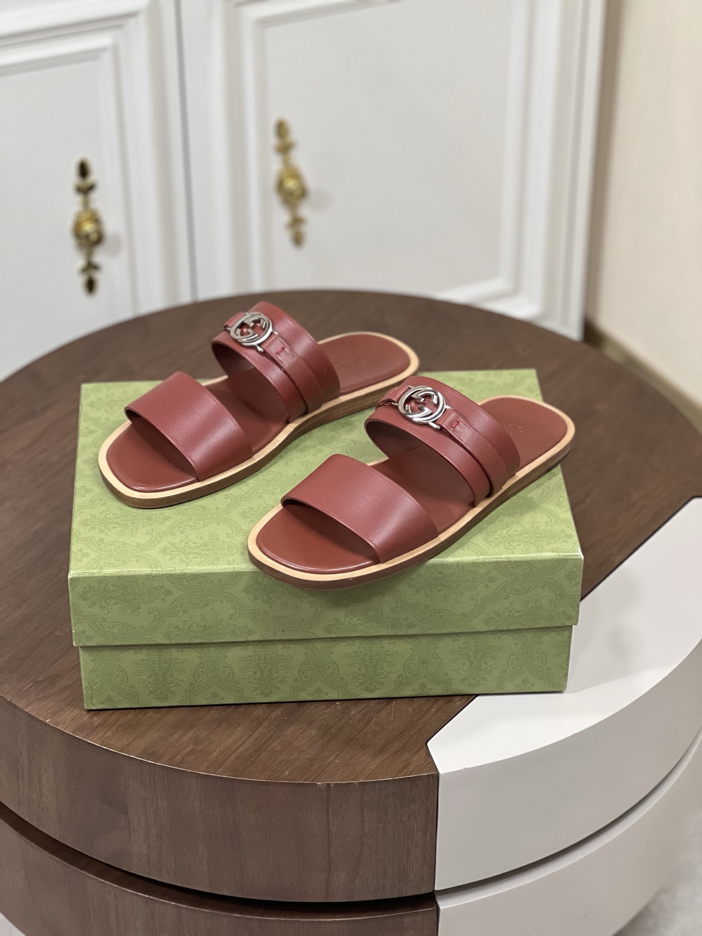 Gucc*古奇Gucci Lido系列男士互扣式双G凉鞋拖鞋
本款单品出自...