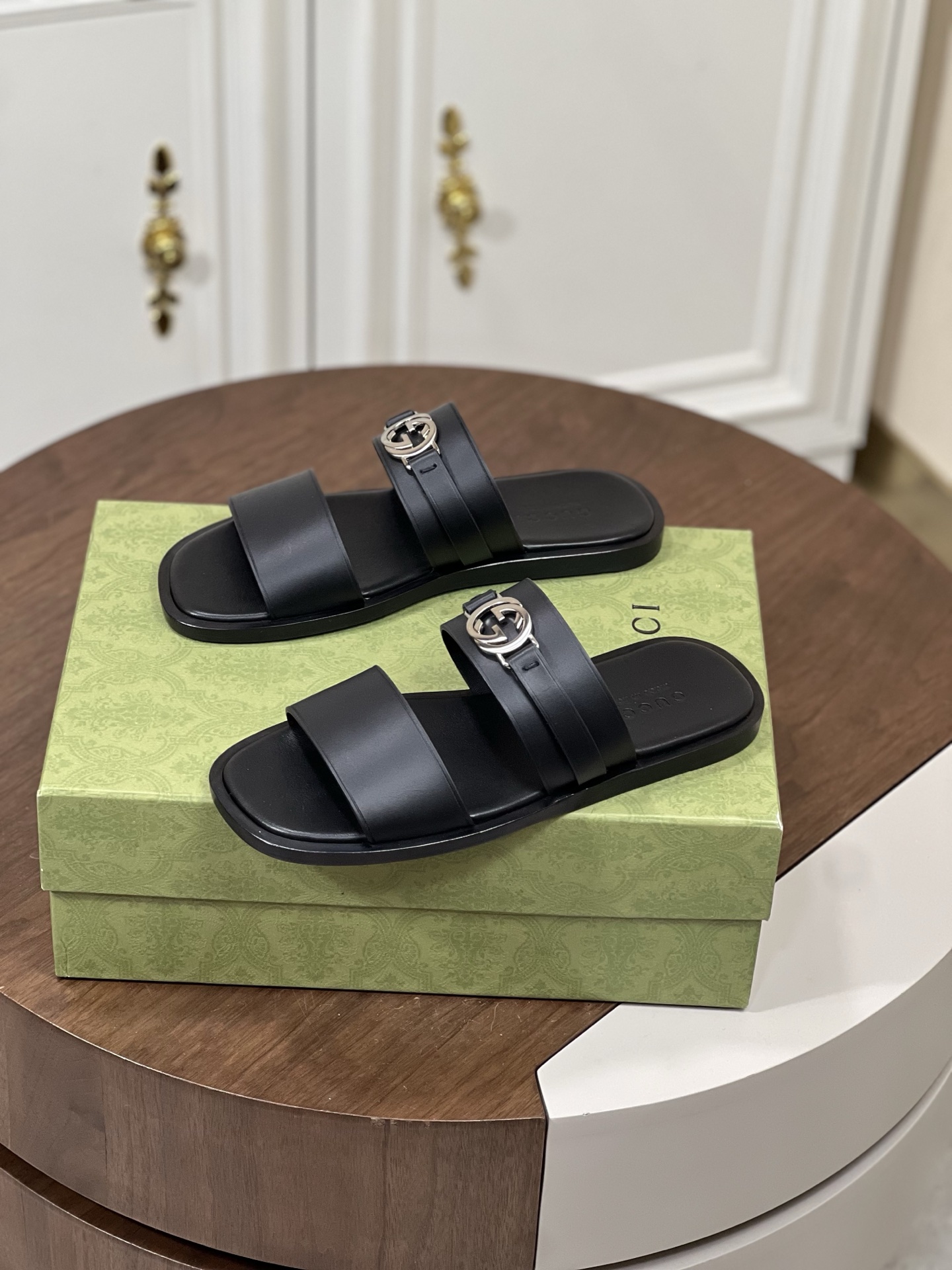 Gucc*古奇Gucci Lido系列男士互扣式双G凉鞋拖鞋
本款单品出自...