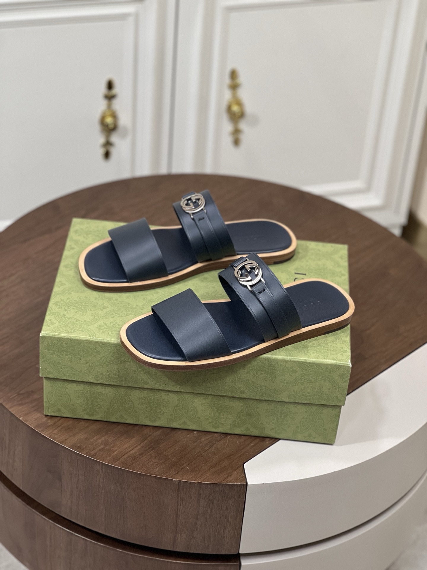 Gucc*古奇Gucci Lido系列男士互扣式双G凉鞋拖鞋
本款单品出自...