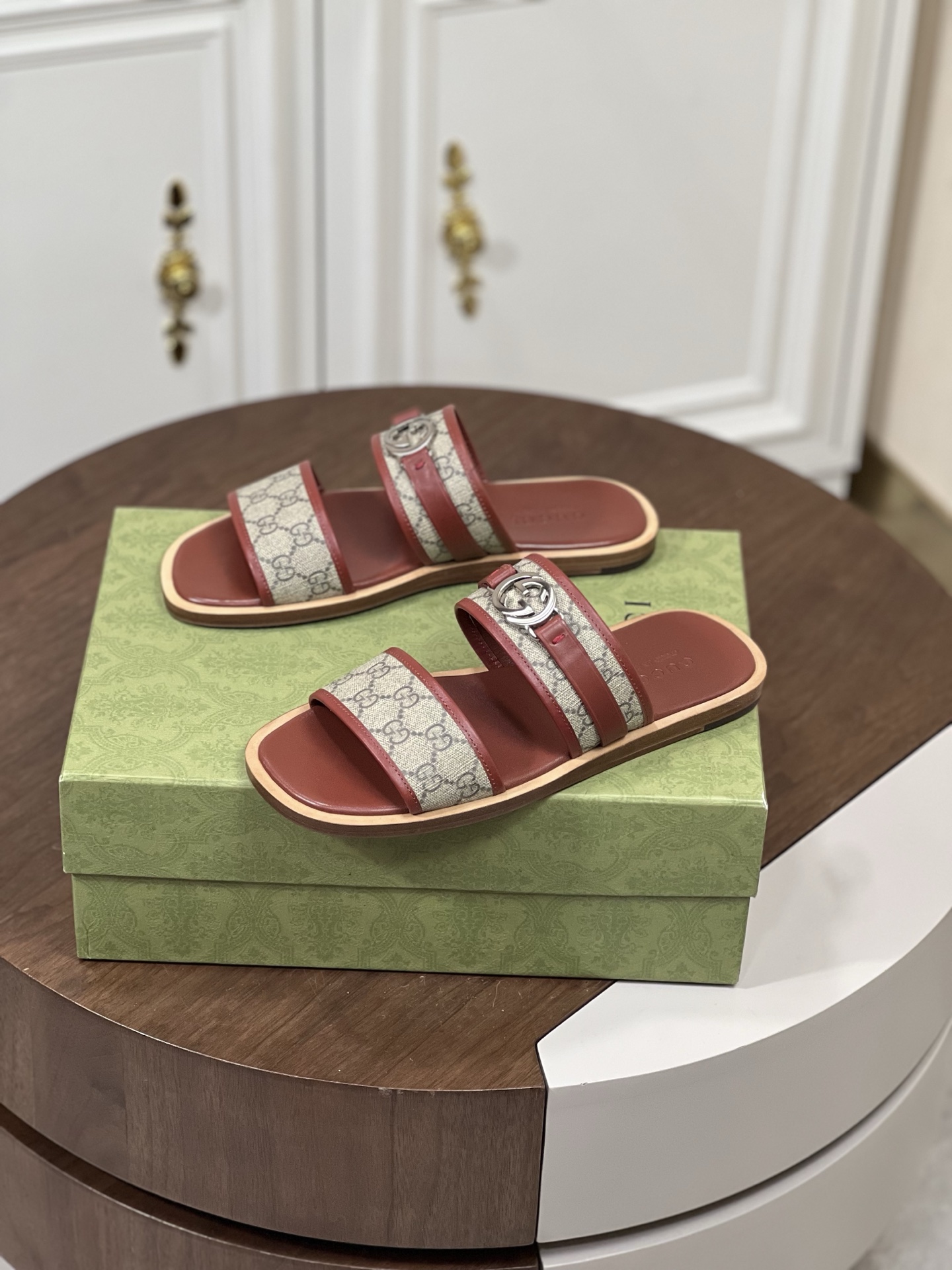 Gucc*古奇Gucci Lido系列男士互扣式双G凉鞋拖鞋
本款单品出自...