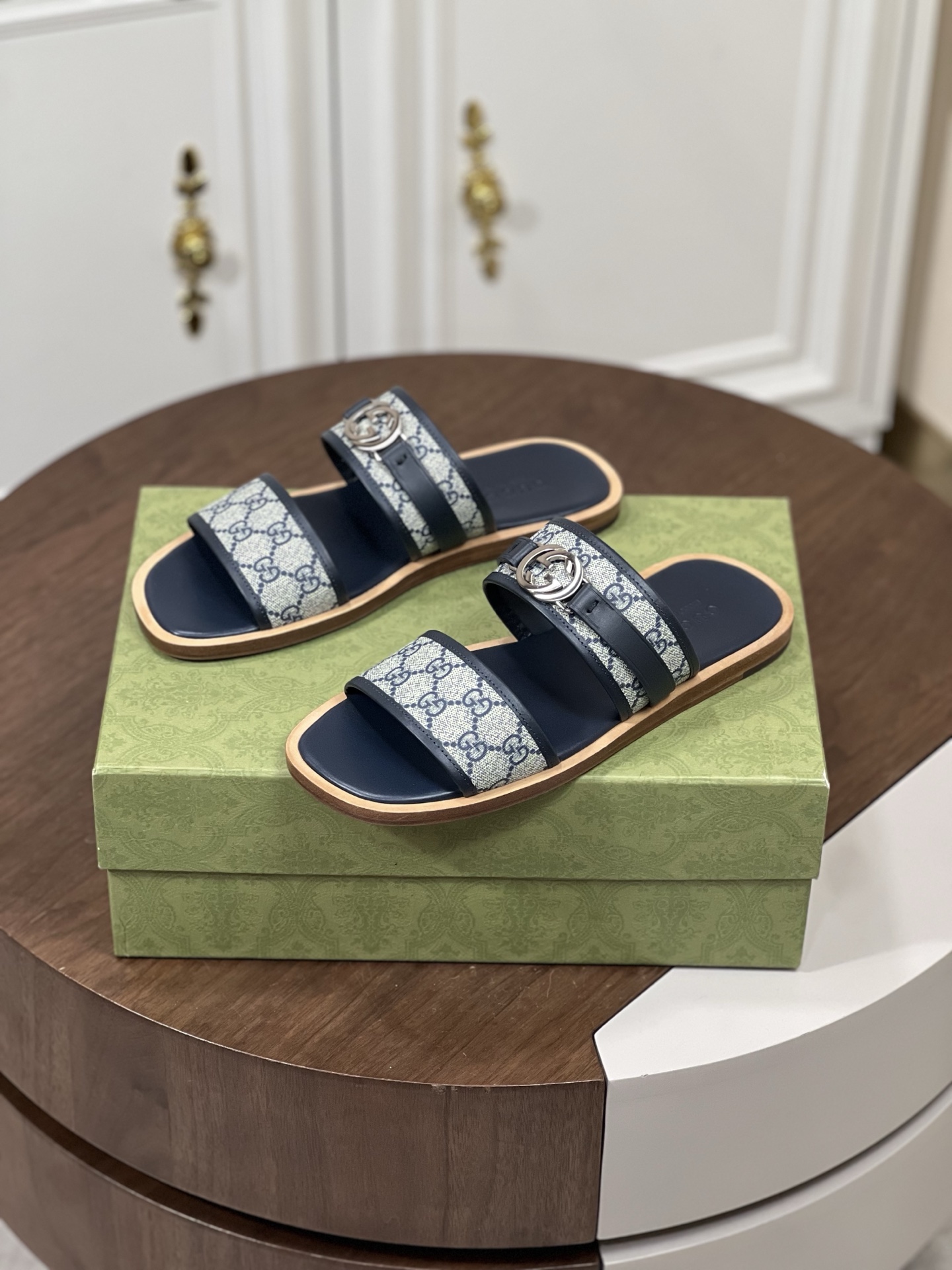 Gucc*古奇Gucci Lido系列男士互扣式双G凉鞋拖鞋
本款单品出自...