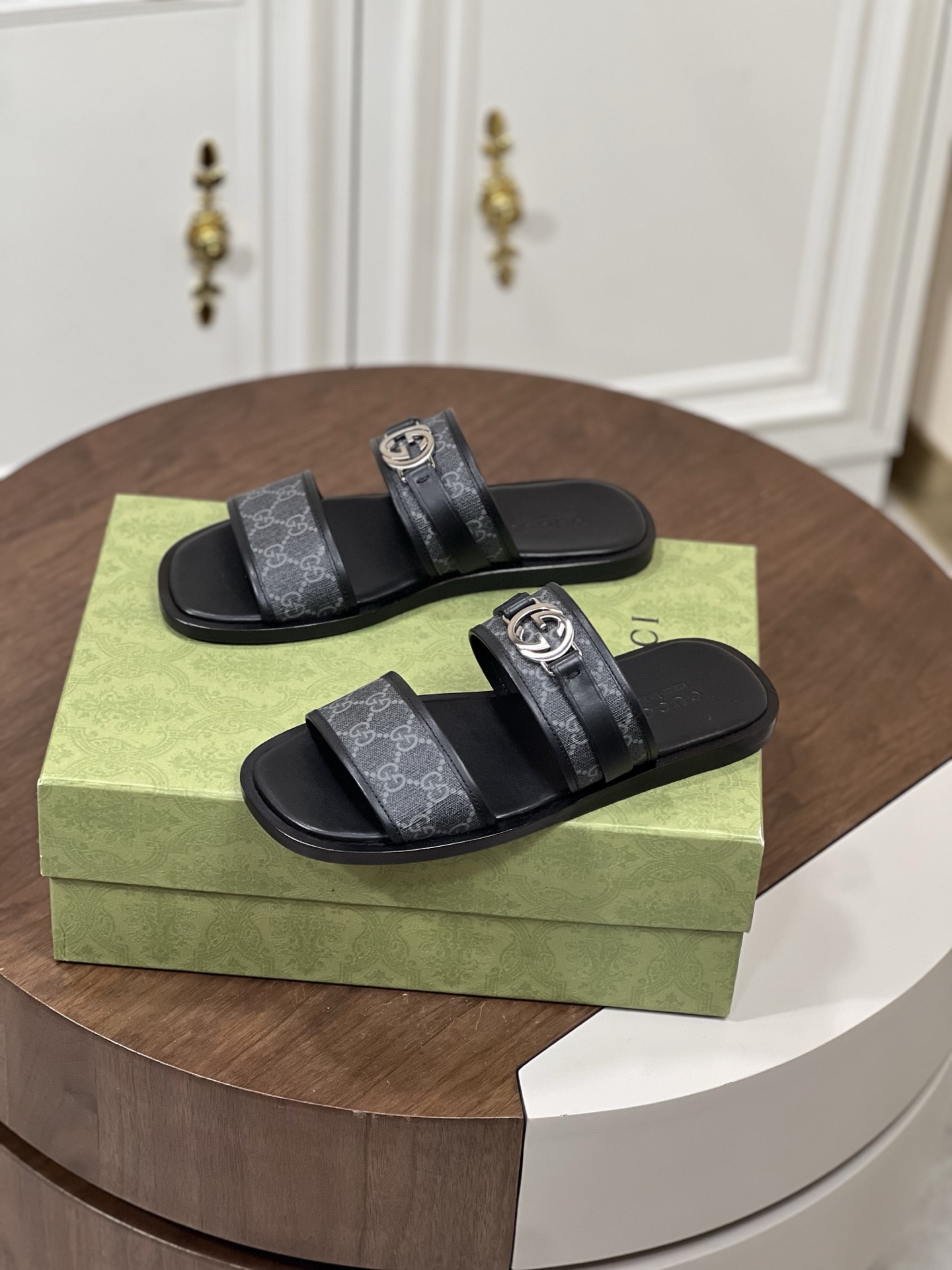 Gucc*古奇Gucci Lido系列男士互扣式双G凉鞋拖鞋
本款单品出自...