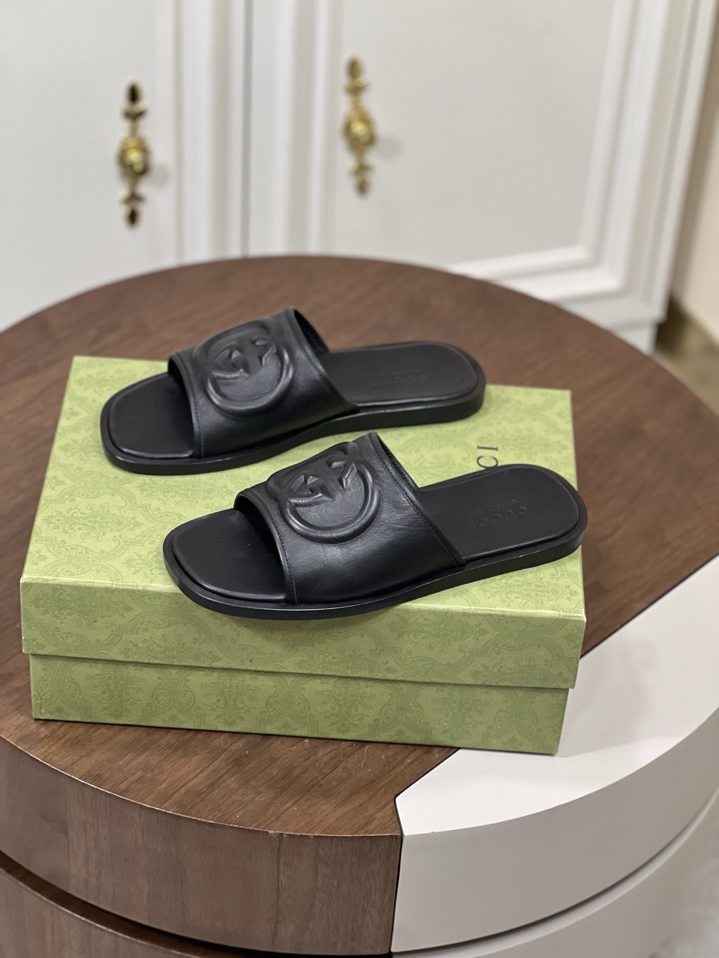 Gucc*古奇Gucci Lido系列男士互扣式双G凉鞋拖鞋
本款单品出自...