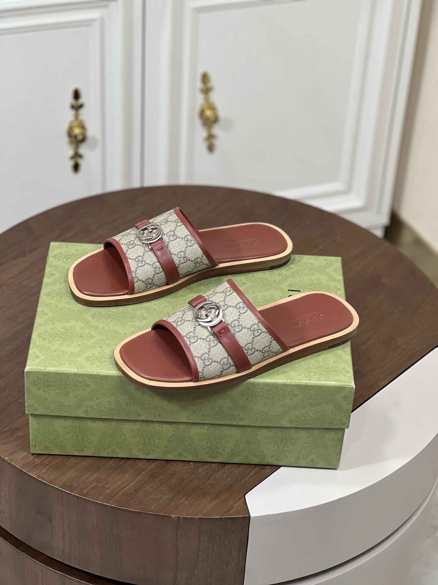 Gucc*古奇Gucci Lido系列男士互扣式双G凉鞋拖鞋
本款单品出自...