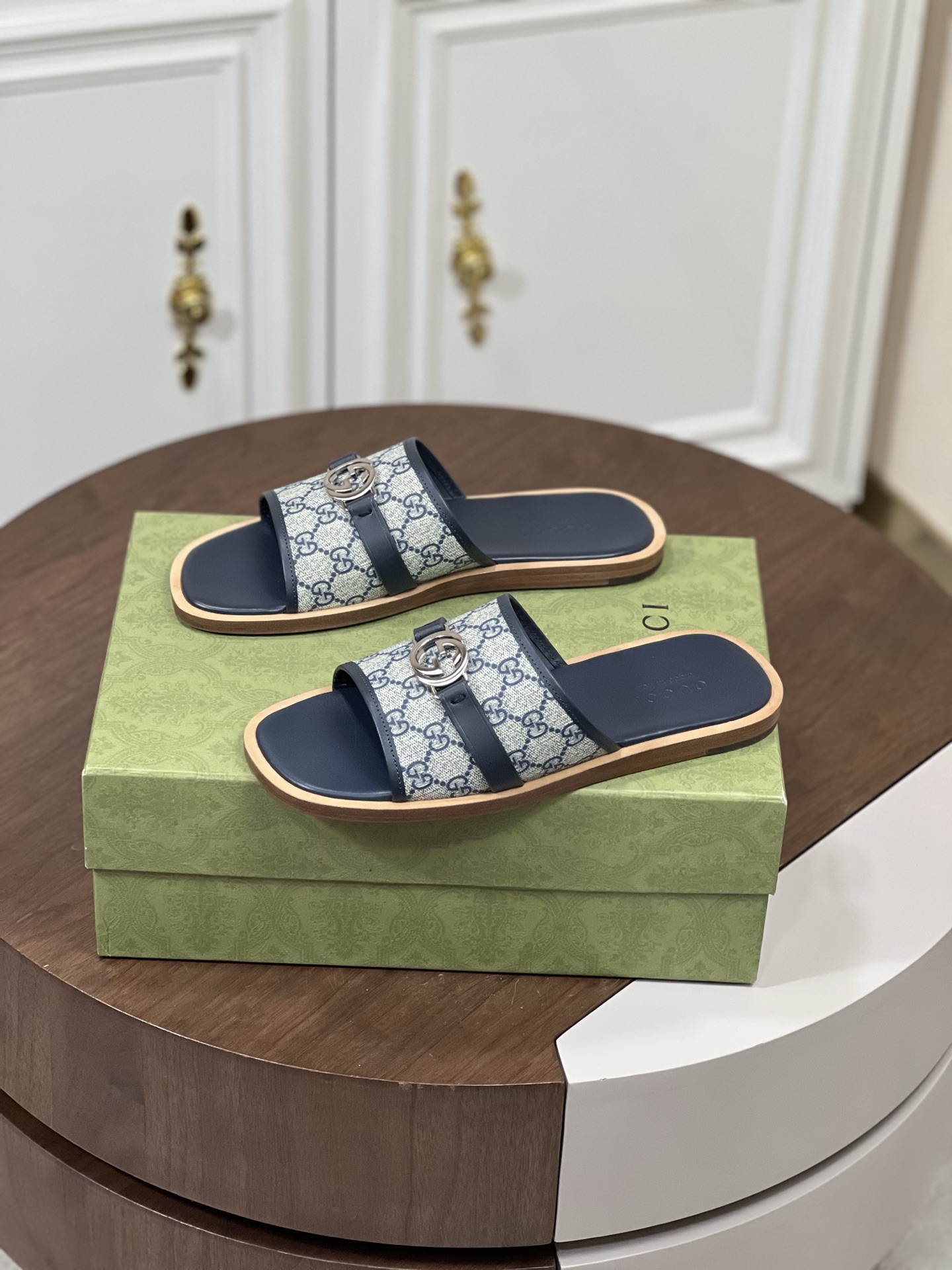 Gucc*古奇Gucci Lido系列男士互扣式双G凉鞋拖鞋
本款单品出自...