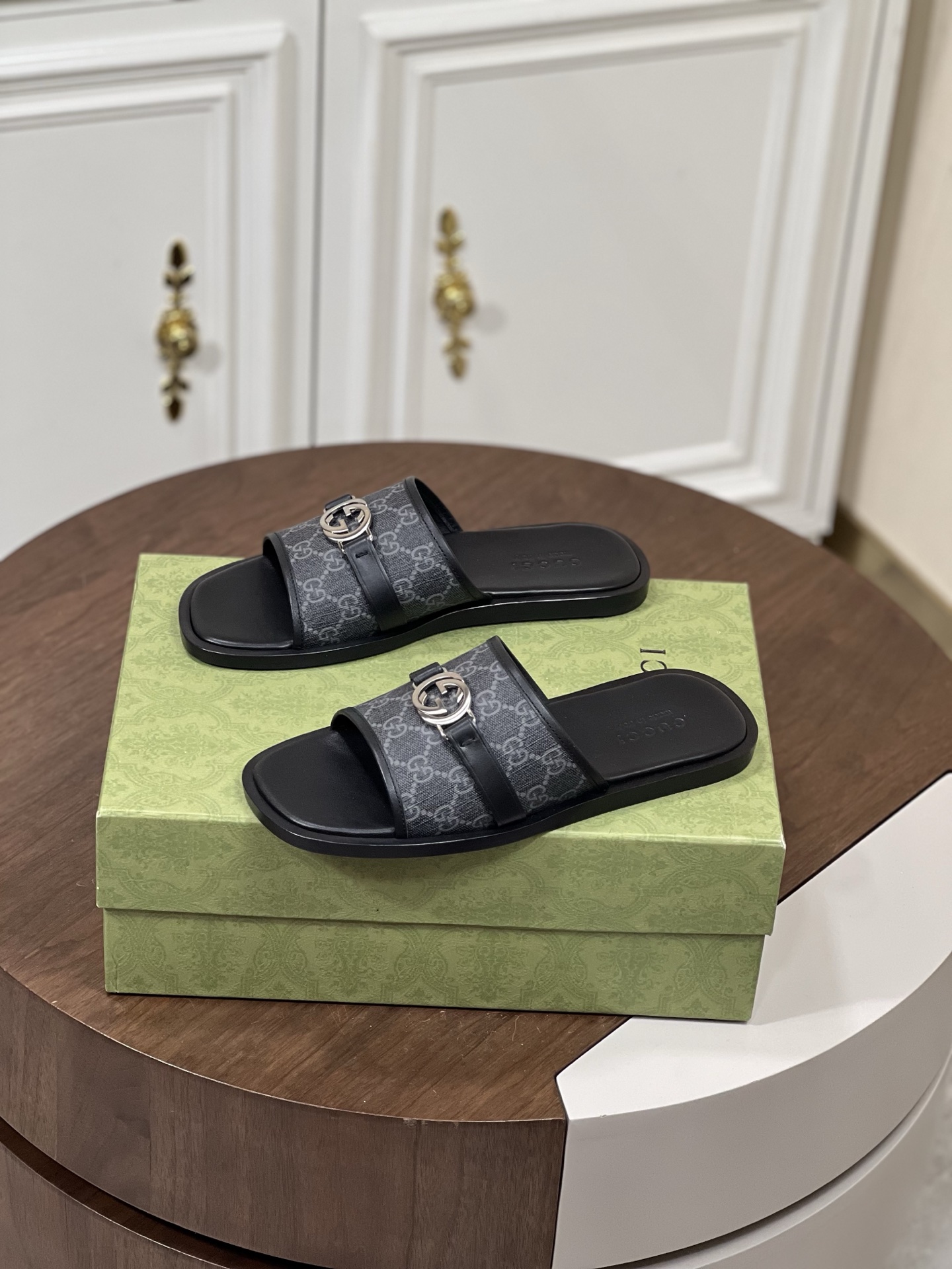 Gucc*古奇Gucci Lido系列男士互扣式双G凉鞋拖鞋
本款单品出自...