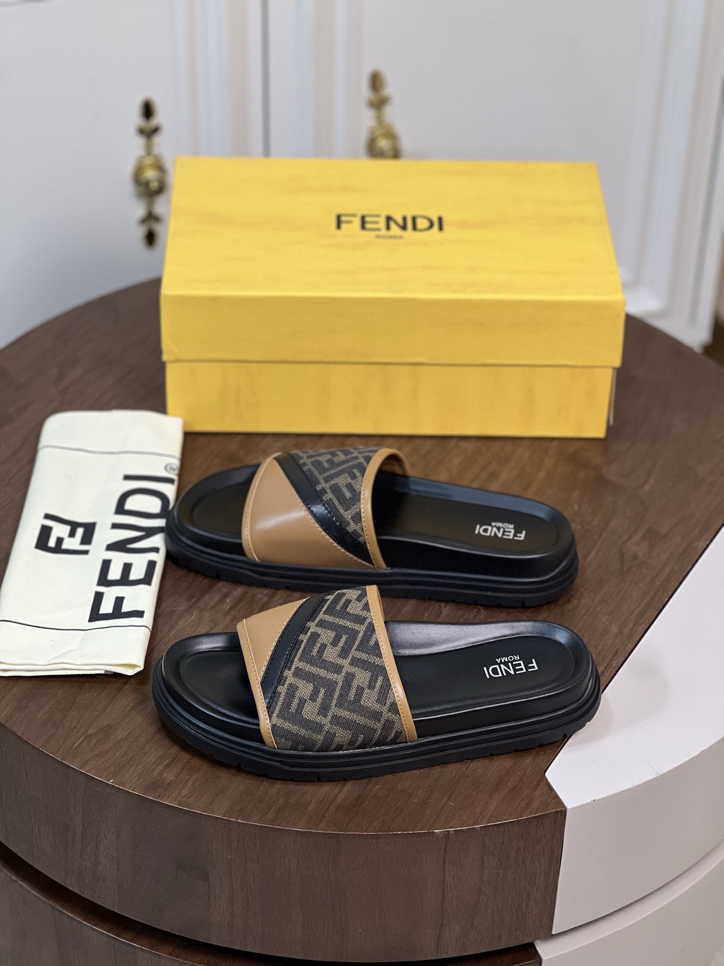 新款🆕Fend*宽衬垫带凉鞋
防滑橡胶鞋底。纤薄邮差包，棕...