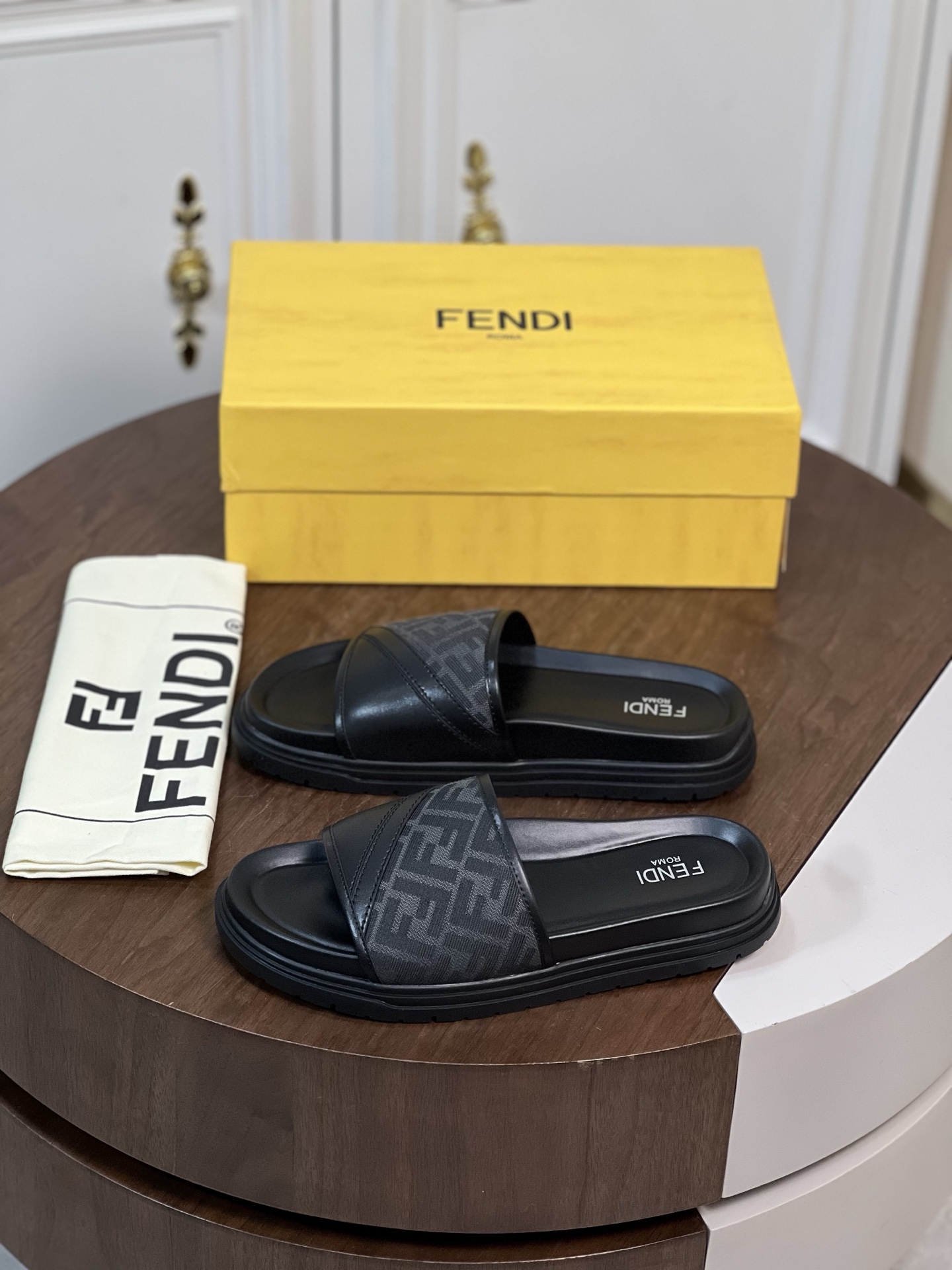 新款🆕Fend*宽衬垫带凉鞋
防滑橡胶鞋底。纤薄邮差包，棕...