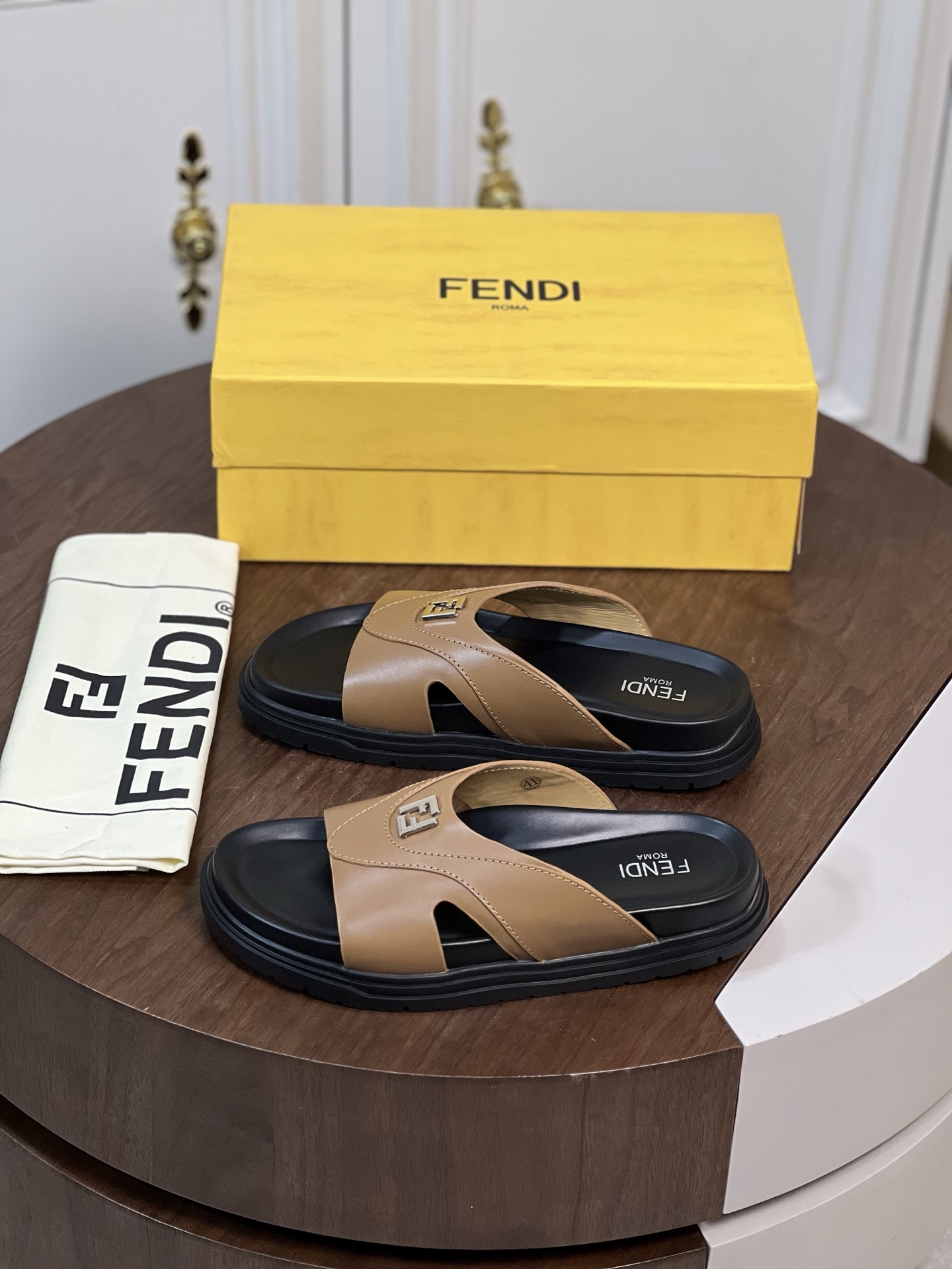 新款🆕Fend*宽衬垫带凉鞋
防滑橡胶鞋底。纤薄邮差包，棕...