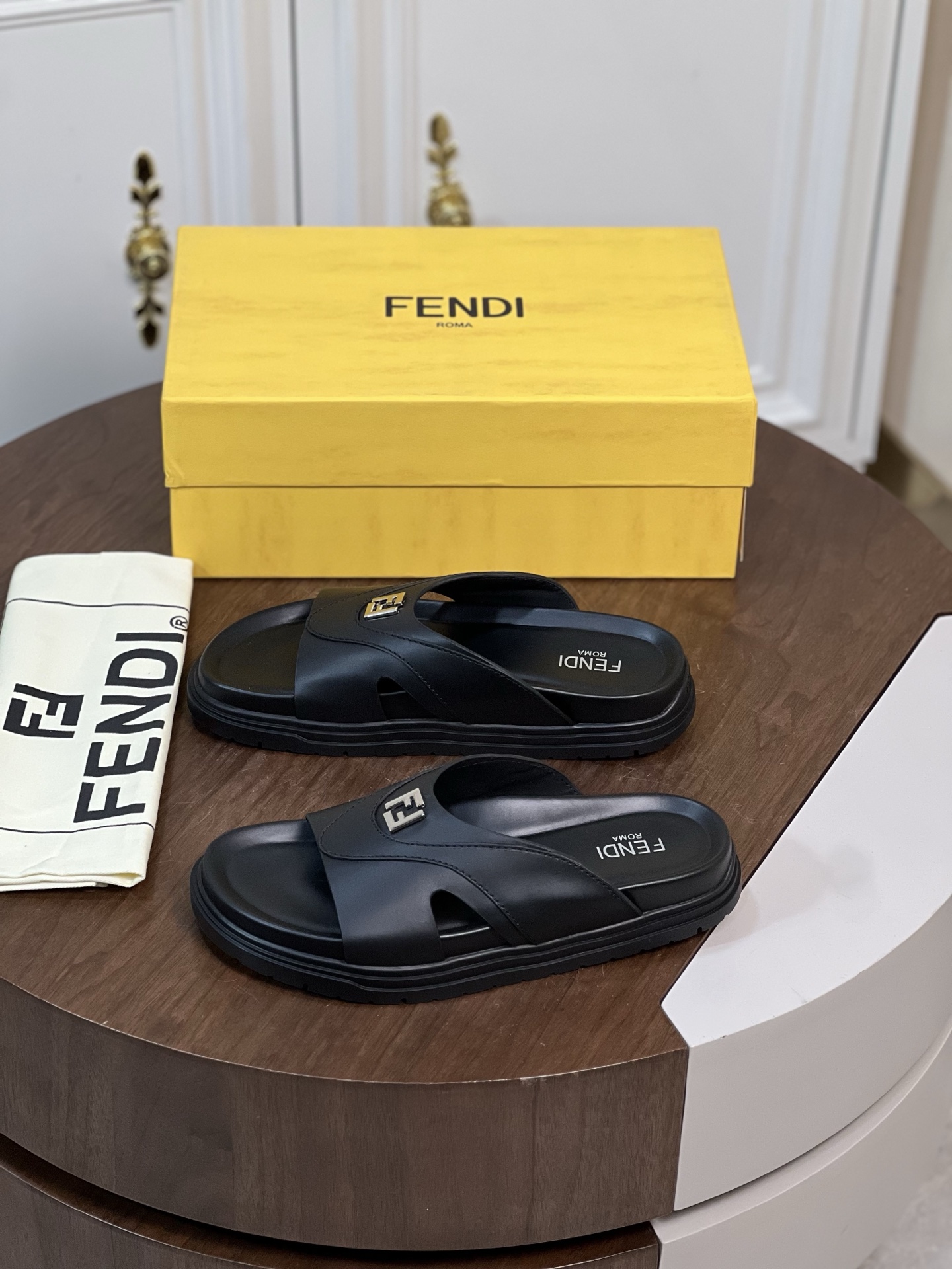 新款🆕Fend*宽衬垫带凉鞋
防滑橡胶鞋底。纤薄邮差包，棕...