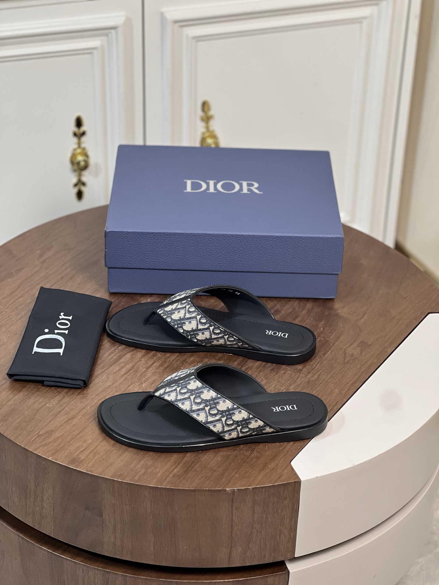 迪奥 Dior Alias男士牛皮拖鞋
这款 Alias 凉鞋夏季新品，彰显...