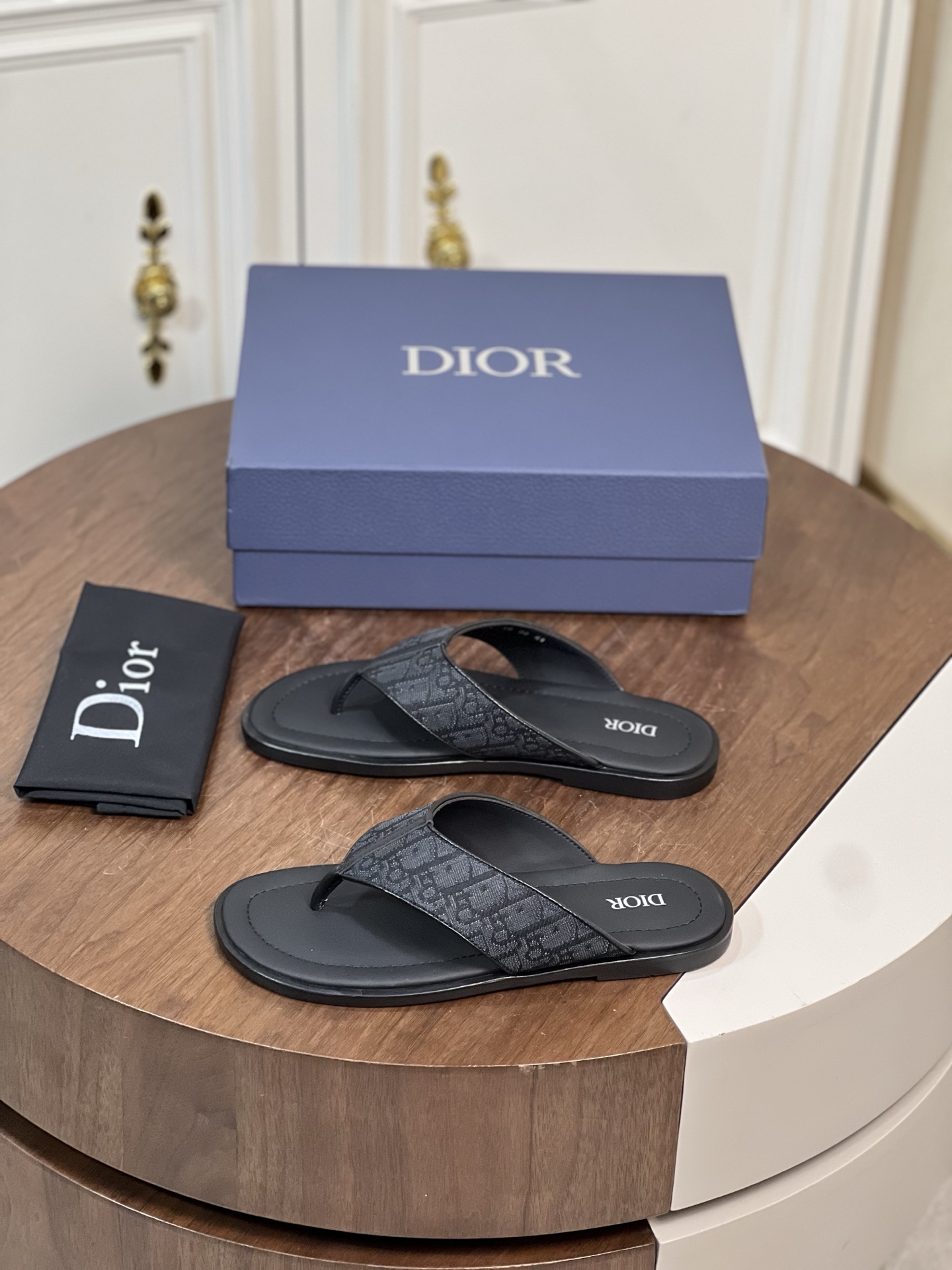 迪奥 Dior Alias男士牛皮拖鞋
这款 Alias 凉鞋夏季新品，彰显...