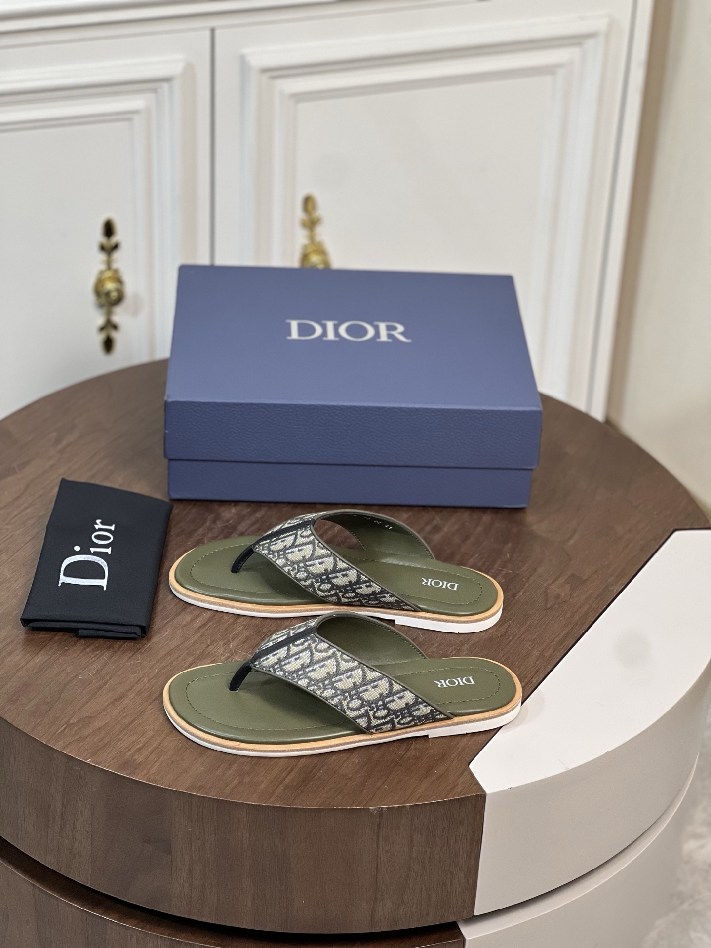 迪奥 Dior Alias男士牛皮拖鞋
这款 Alias 凉鞋夏季新品，彰显...