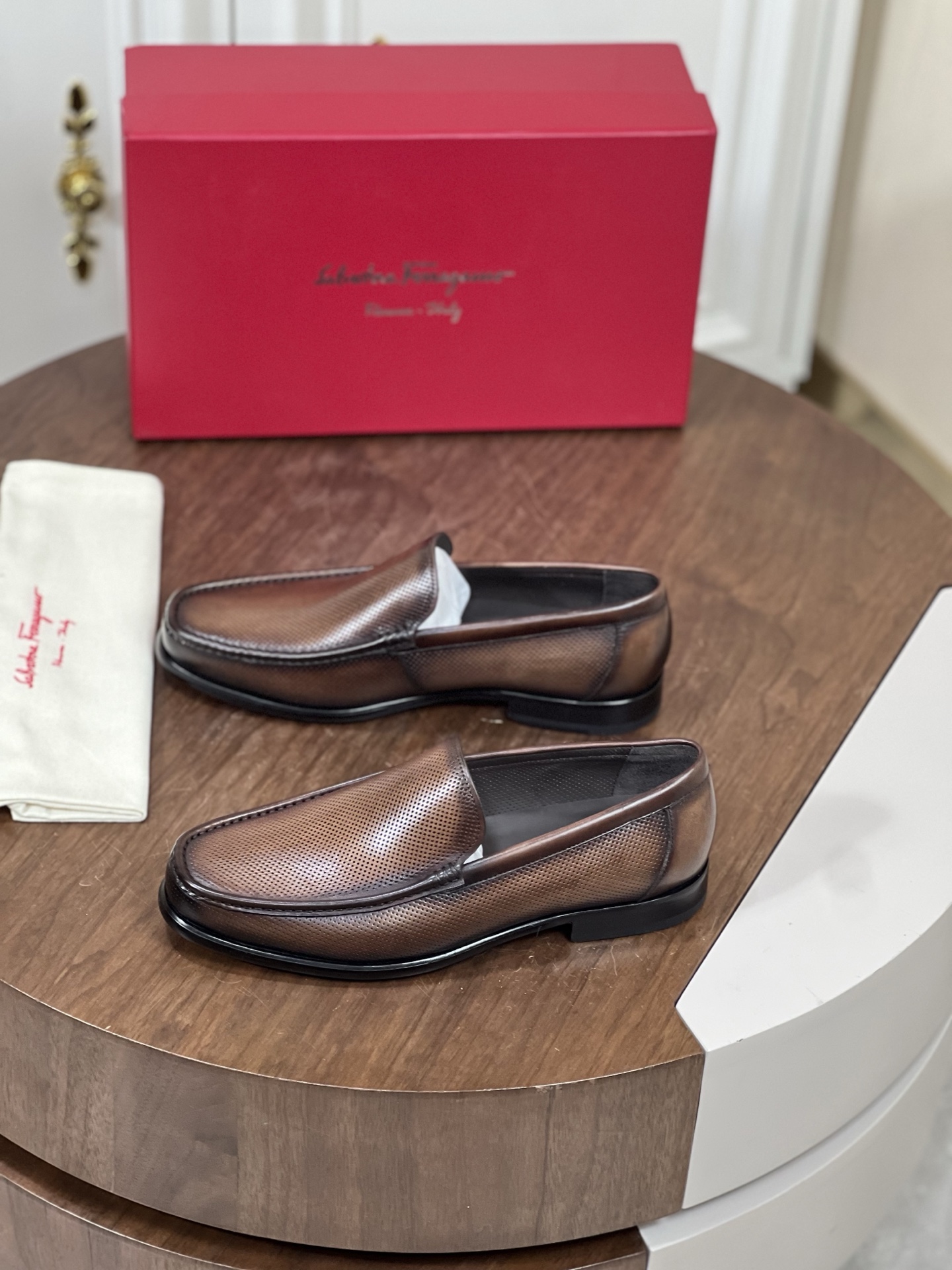 Ferragam*菲拉男士牛皮商务皮鞋
新款德比鞋质感轻盈、风格...