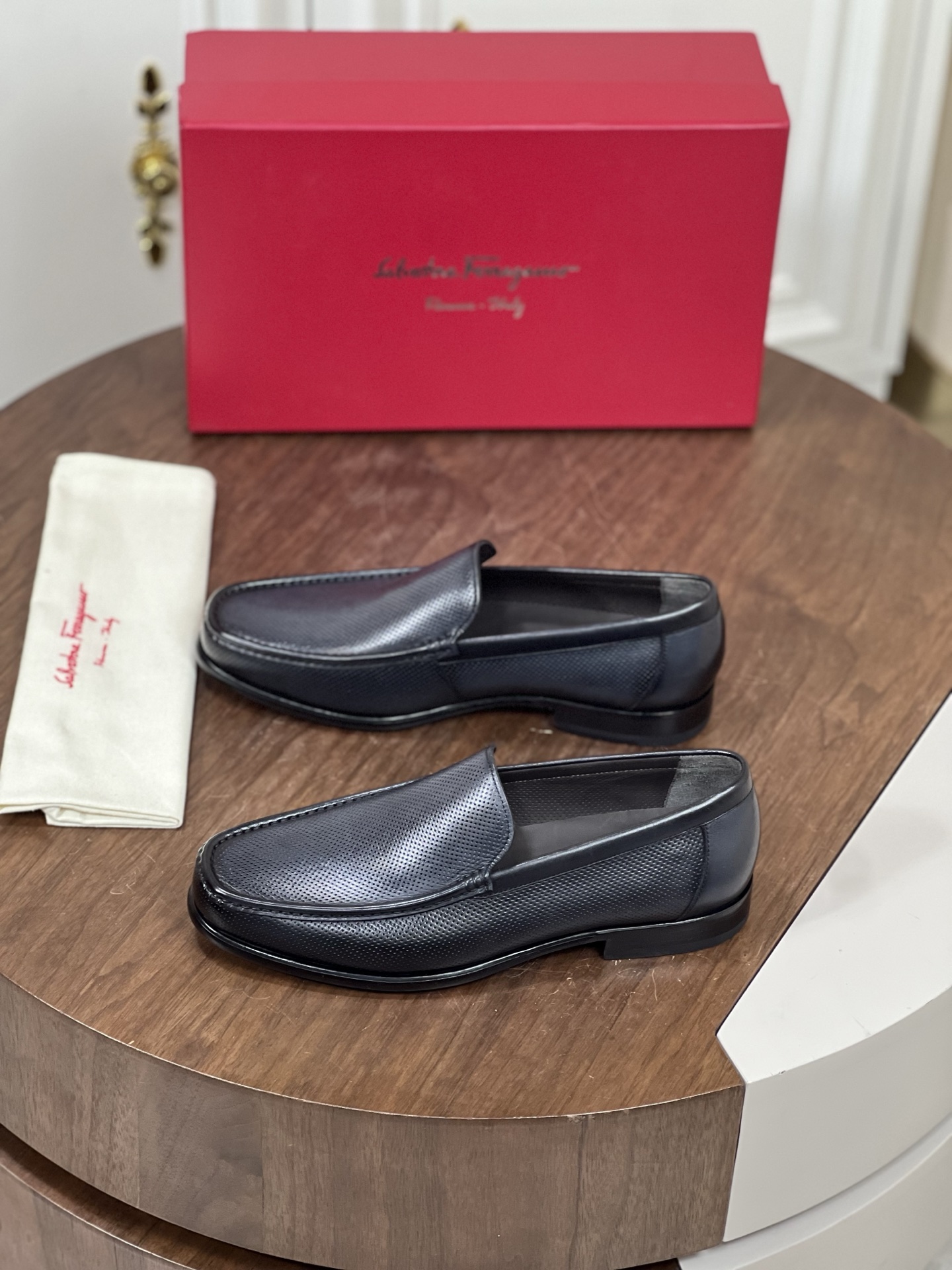 Ferragam*菲拉男士牛皮商务皮鞋
新款德比鞋质感轻盈、风格...