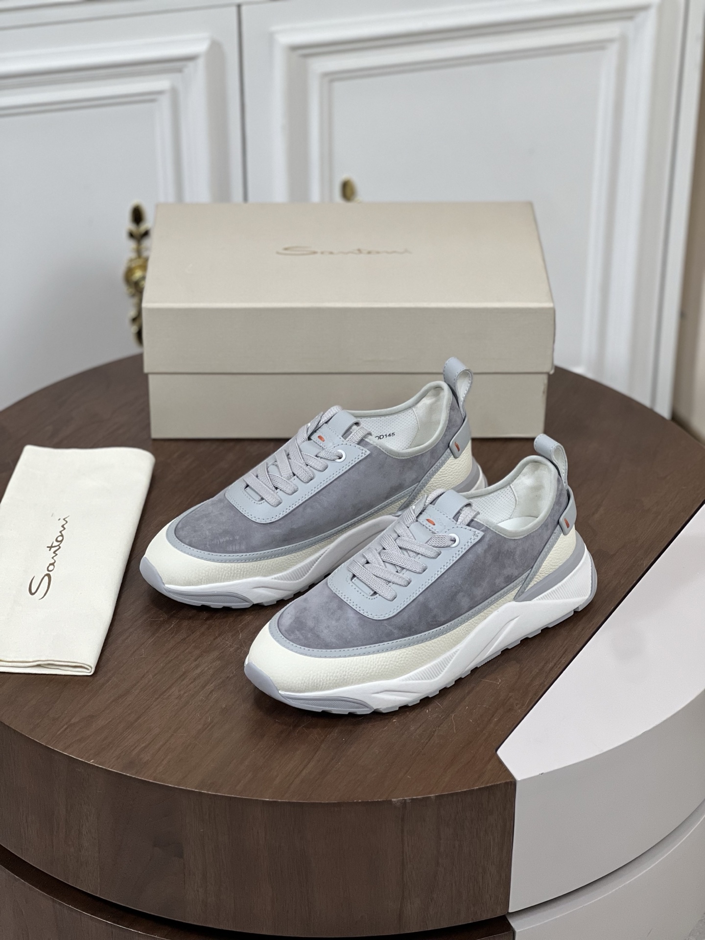 Santoni(圣东尼）意大利男士手工小牛皮运动鞋出货！
这个...