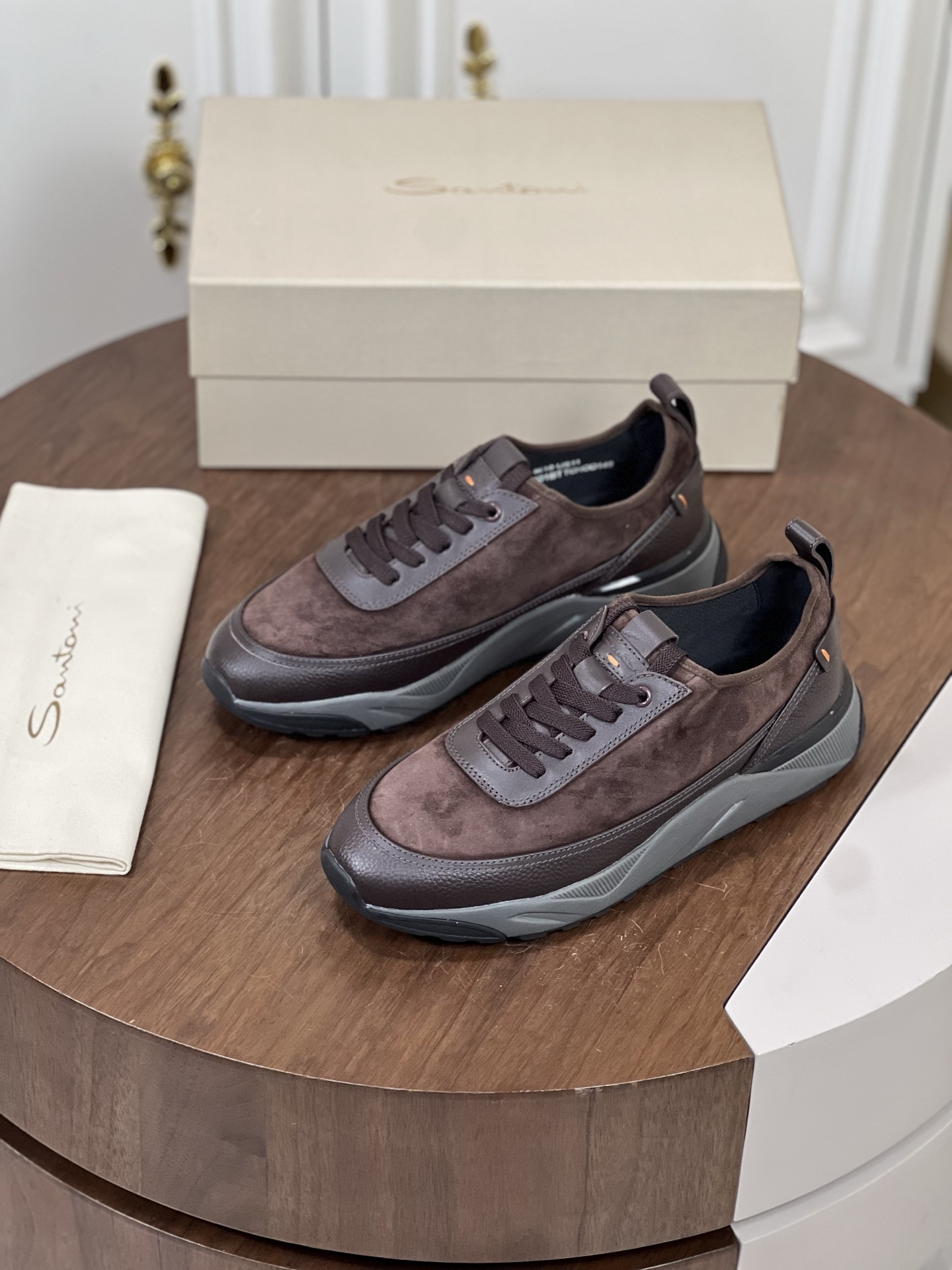 Santoni(圣东尼）意大利男士手工小牛皮运动鞋出货！
这个...