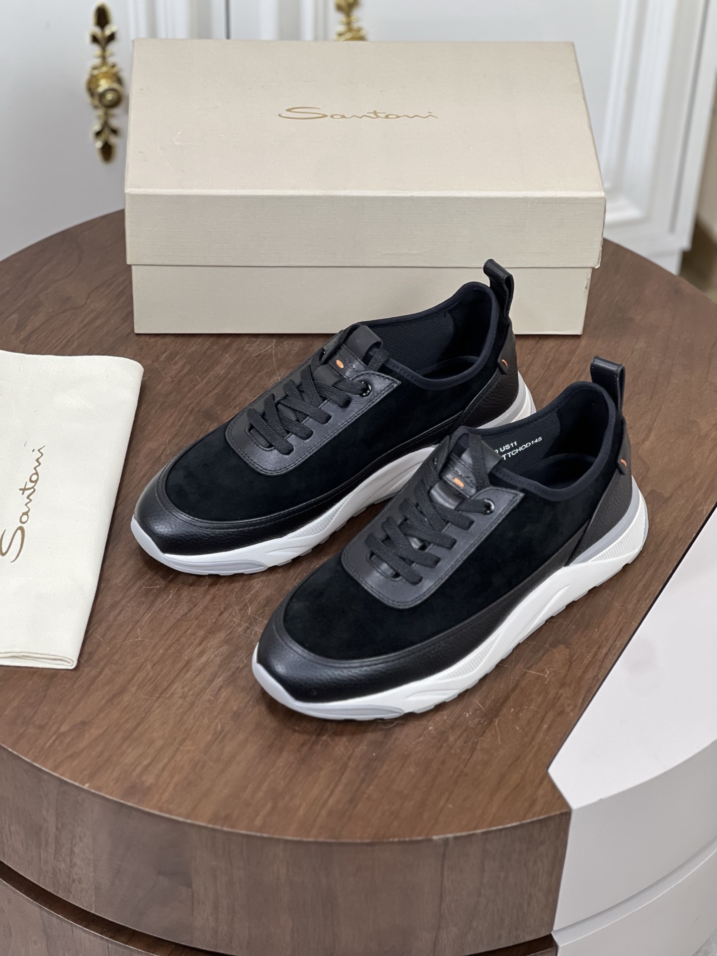 Santoni(圣东尼）意大利男士手工小牛皮运动鞋出货！
这个...