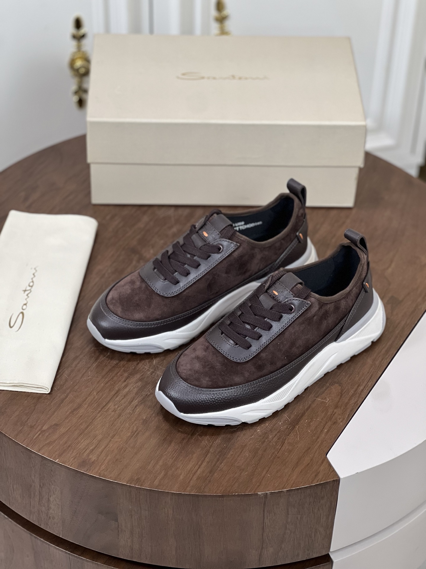 Santoni(圣东尼）意大利男士手工小牛皮运动鞋出货！
这个...