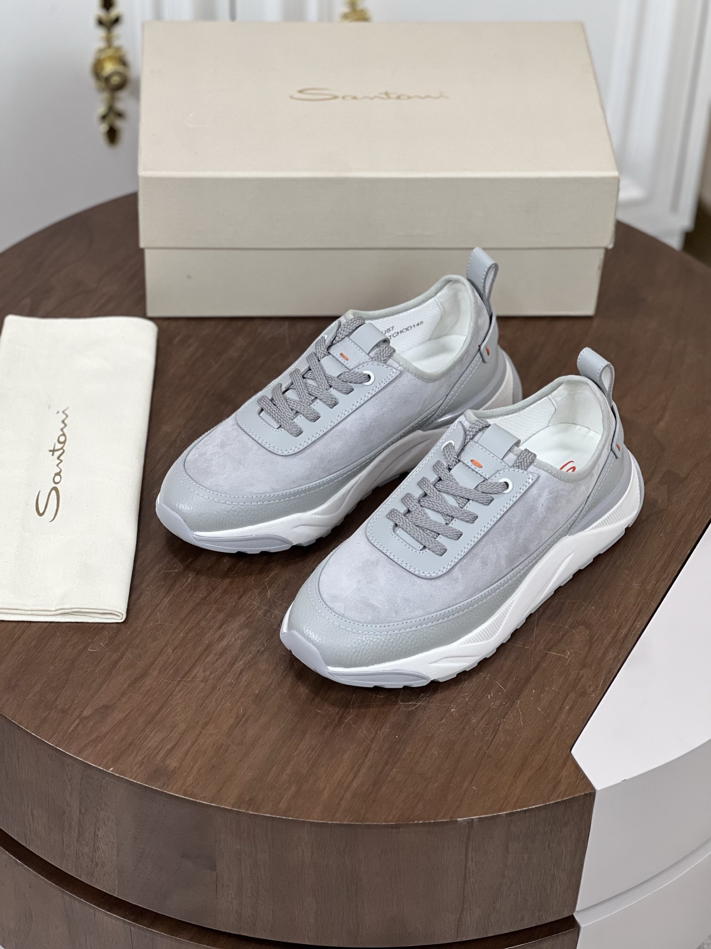 Santoni(圣东尼）意大利男士手工小牛皮运动鞋出货！
这个...