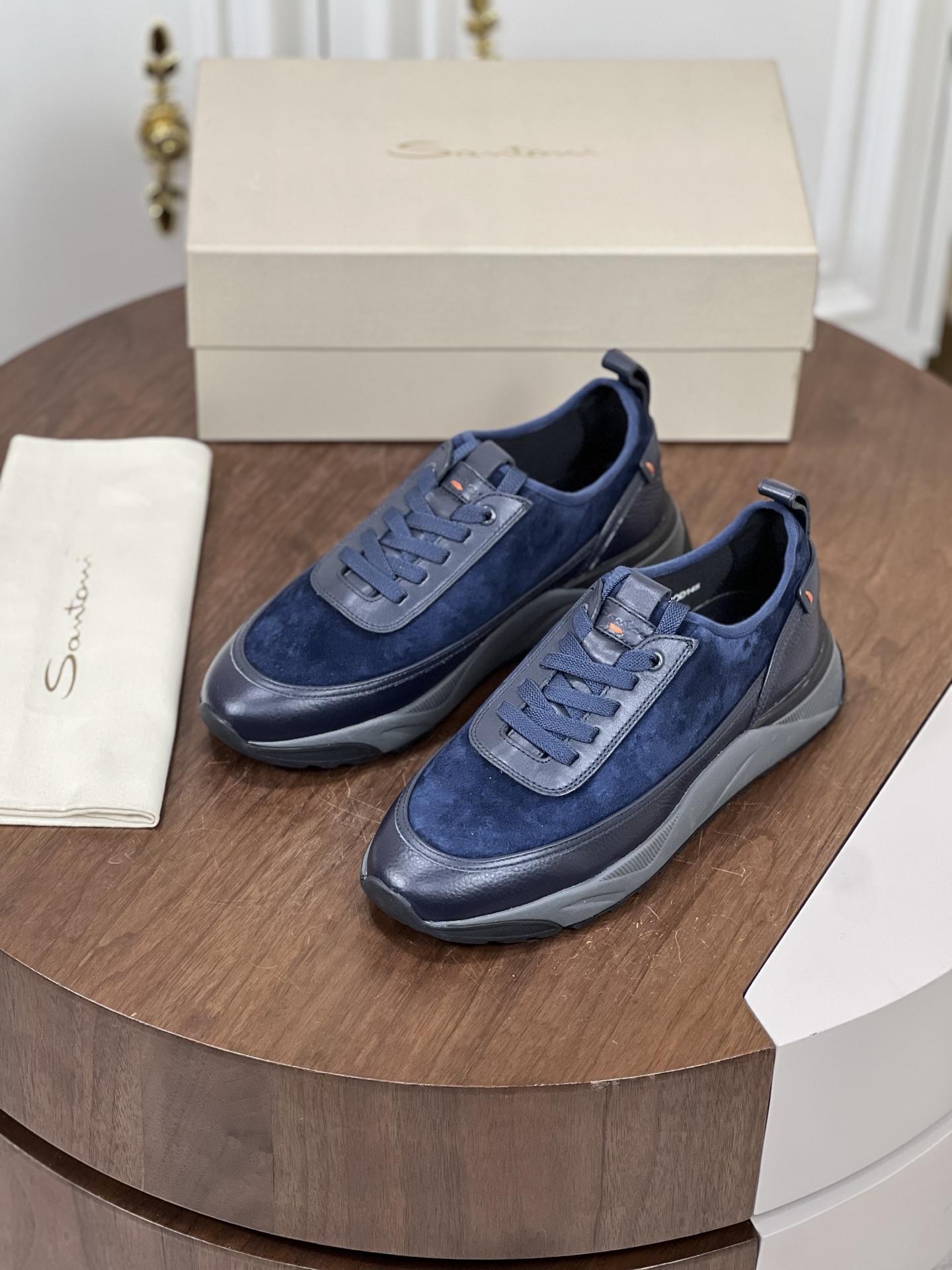 Santoni(圣东尼）意大利男士手工小牛皮运动鞋出货！
这个...