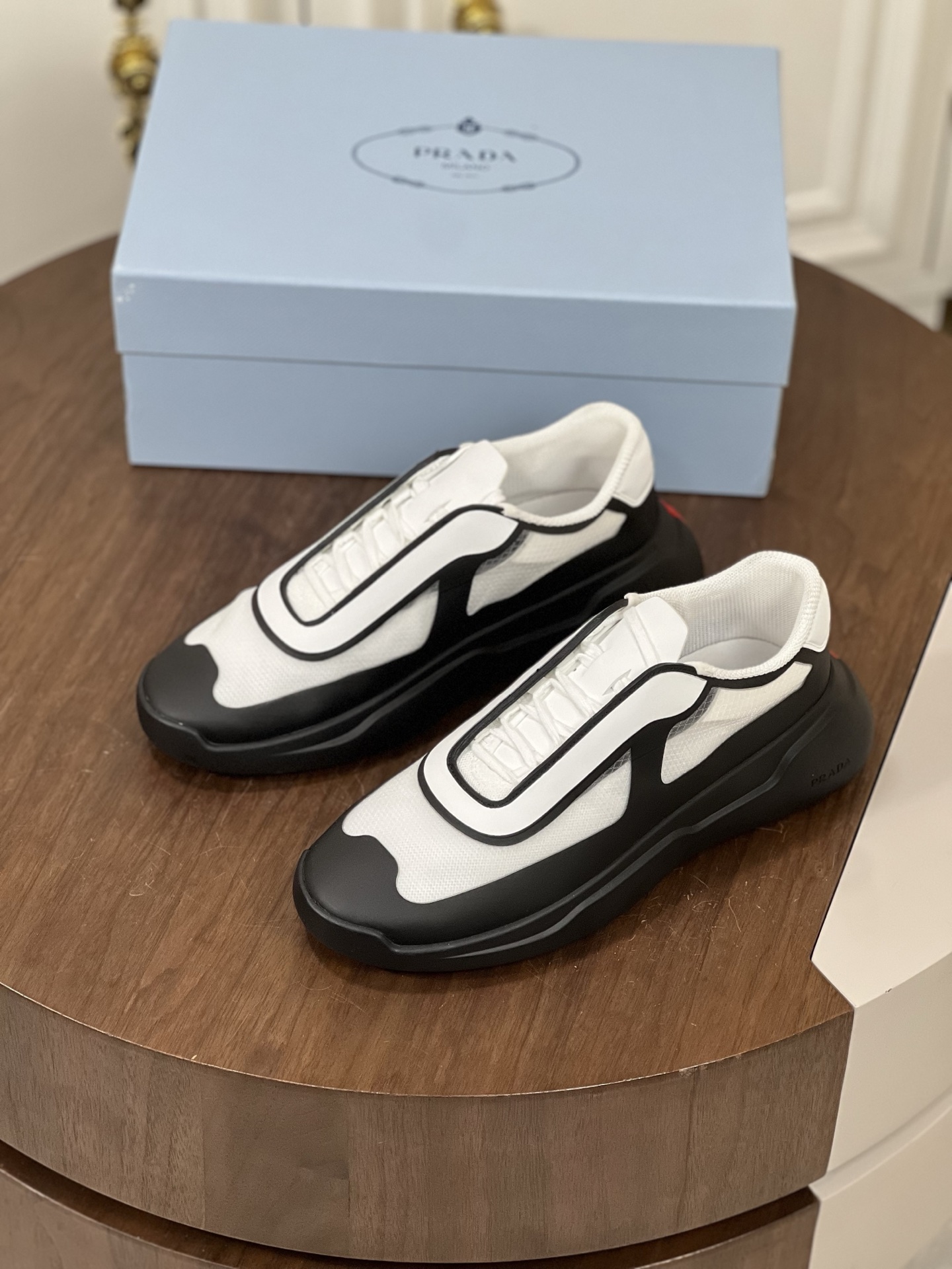 Prada 美洲杯再生尼龙和Bike织物运动鞋 这款再生尼龙运动鞋...