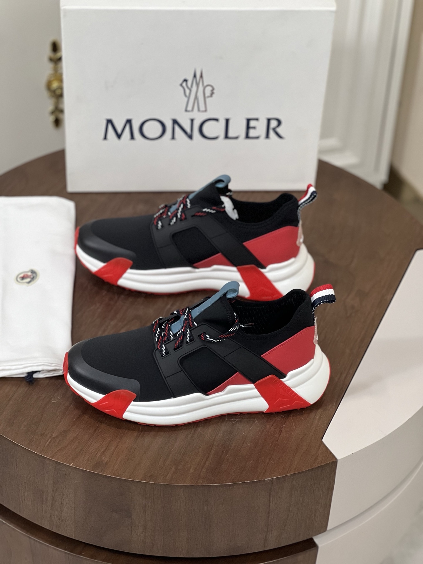Moncler蒙口Lunarove运动鞋
具备现代运动鞋轮廓，采用氯丁橡...