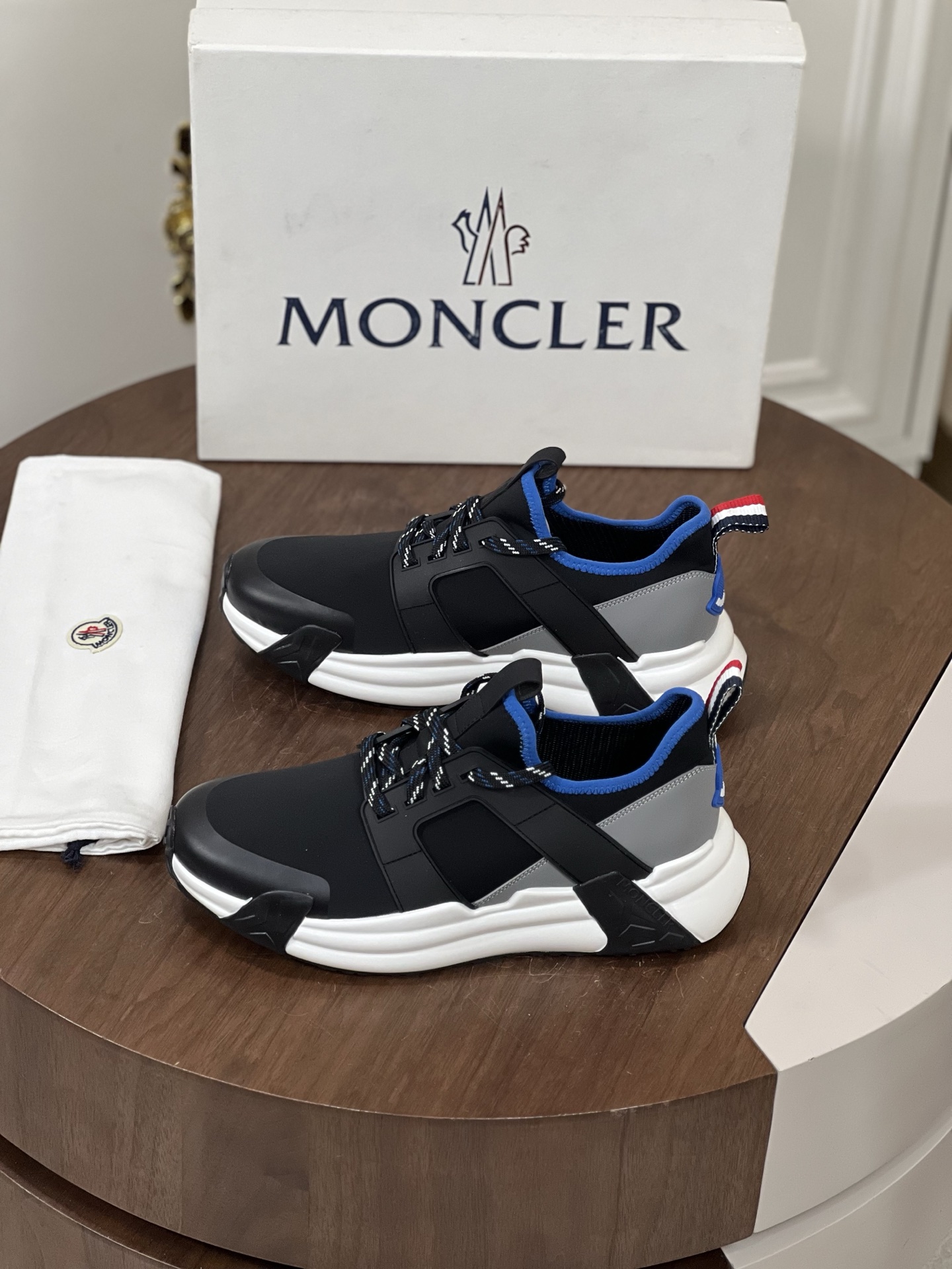 Moncler蒙口Lunarove运动鞋
具备现代运动鞋轮廓，采用氯丁橡...