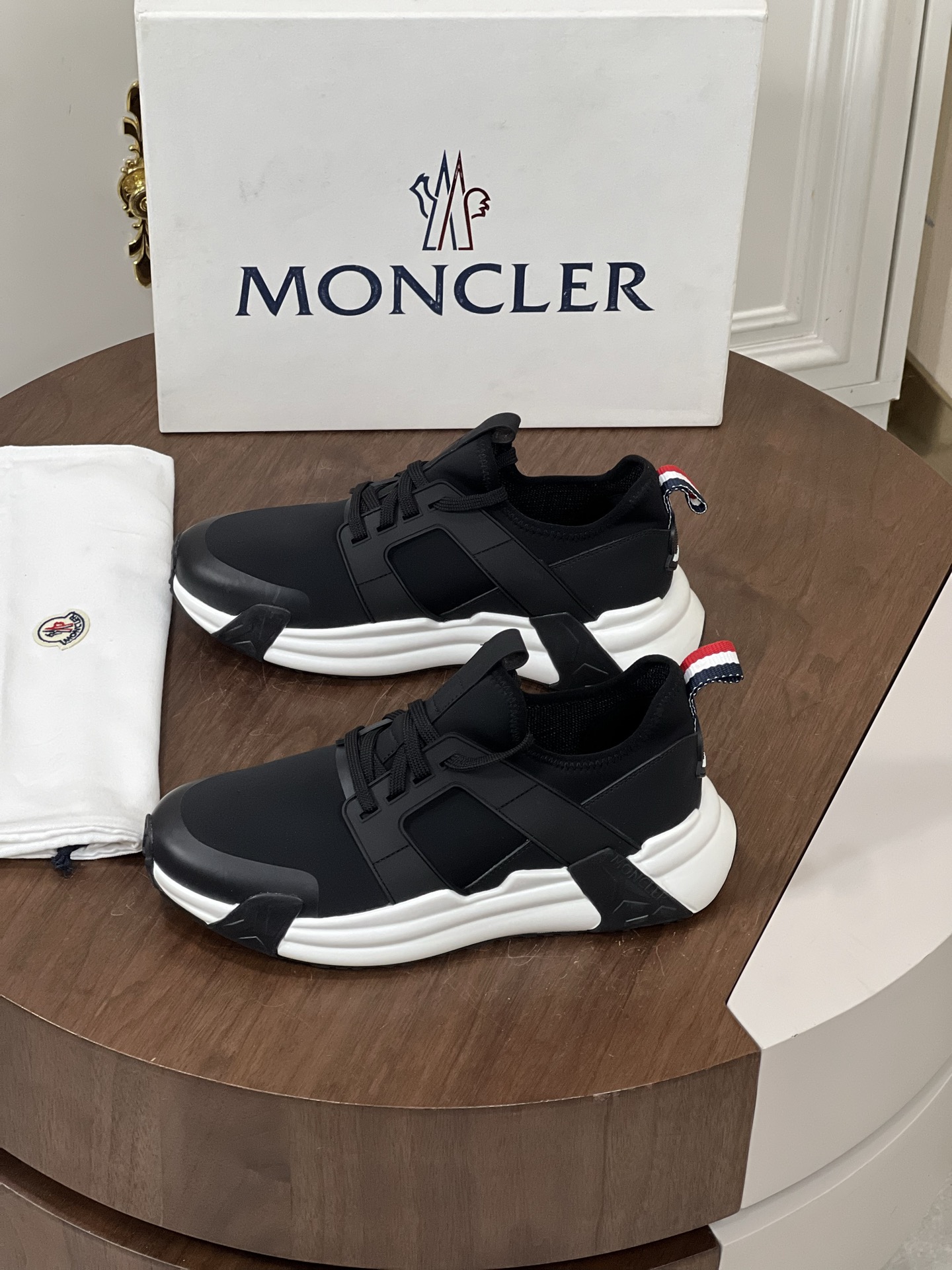 Moncler蒙口Lunarove运动鞋
具备现代运动鞋轮廓，采用氯丁橡...