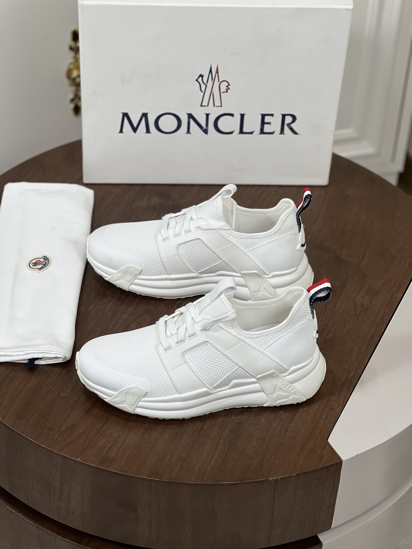 Moncler蒙口Lunarove运动鞋
具备现代运动鞋轮廓，采用氯丁橡...