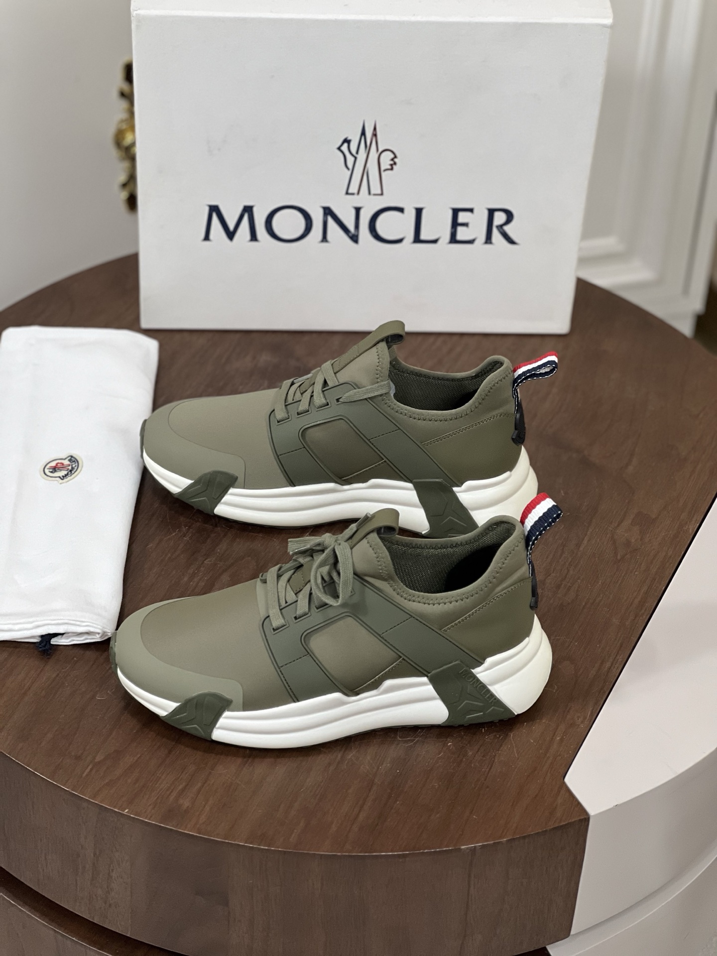 Moncler蒙口Lunarove运动鞋
具备现代运动鞋轮廓，采用氯丁橡...