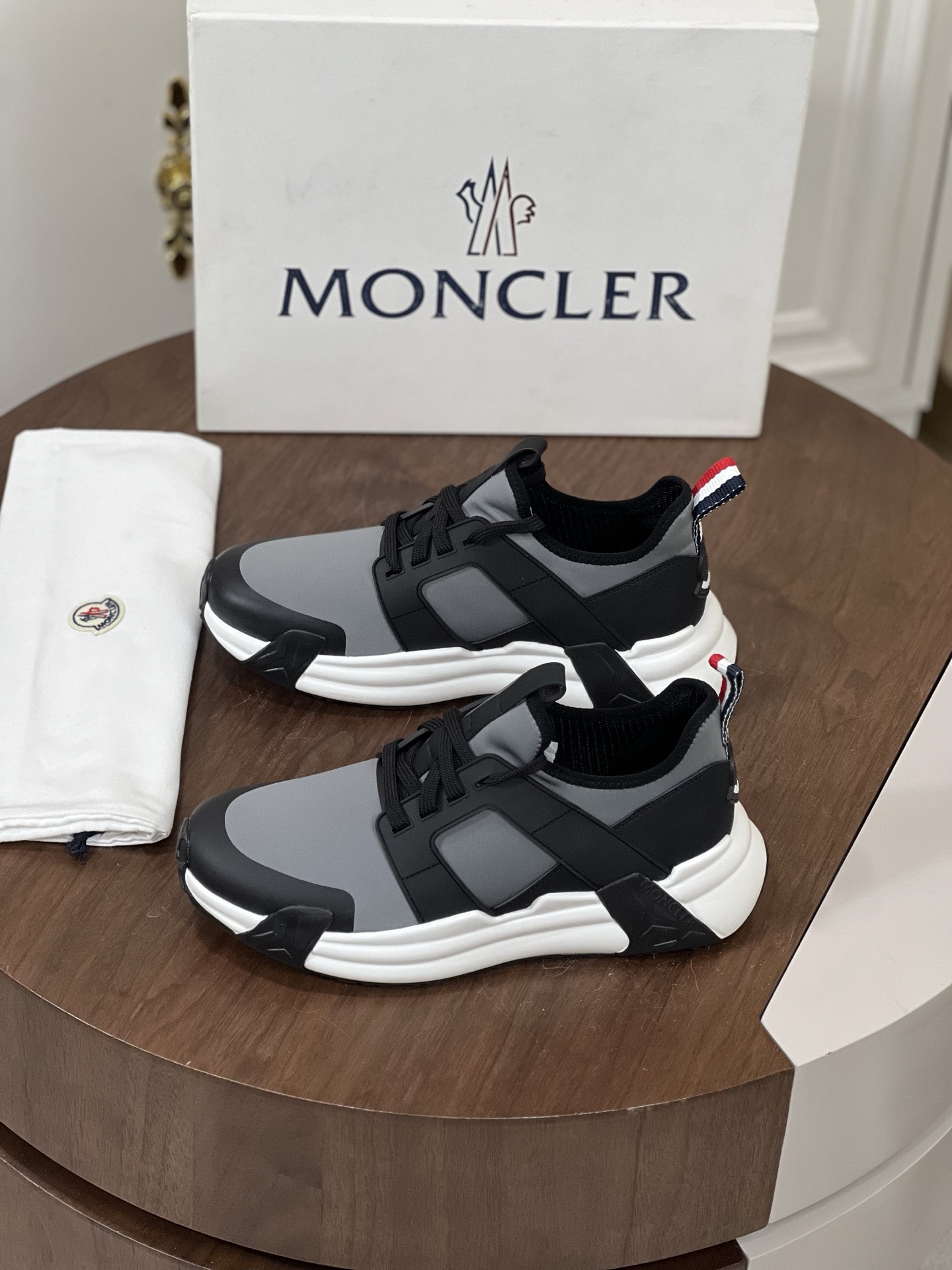 Moncler蒙口Lunarove运动鞋
具备现代运动鞋轮廓，采用氯丁橡...