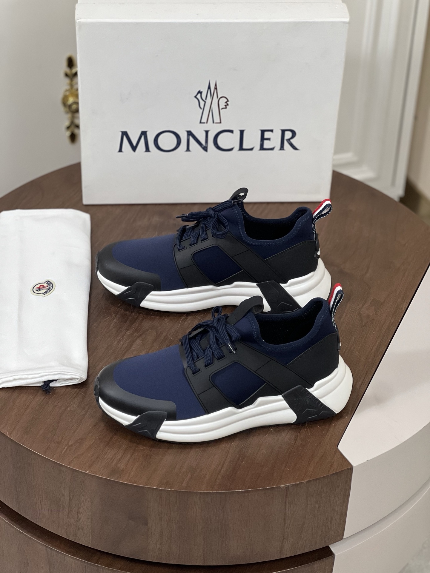 Moncler蒙口Lunarove运动鞋
具备现代运动鞋轮廓，采用氯丁橡...