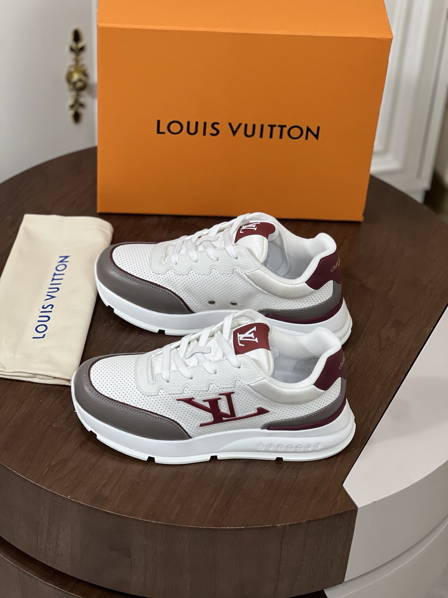 Loui*V驴家 Classic运动鞋于2025男士系列初次亮相，以光滑牛...