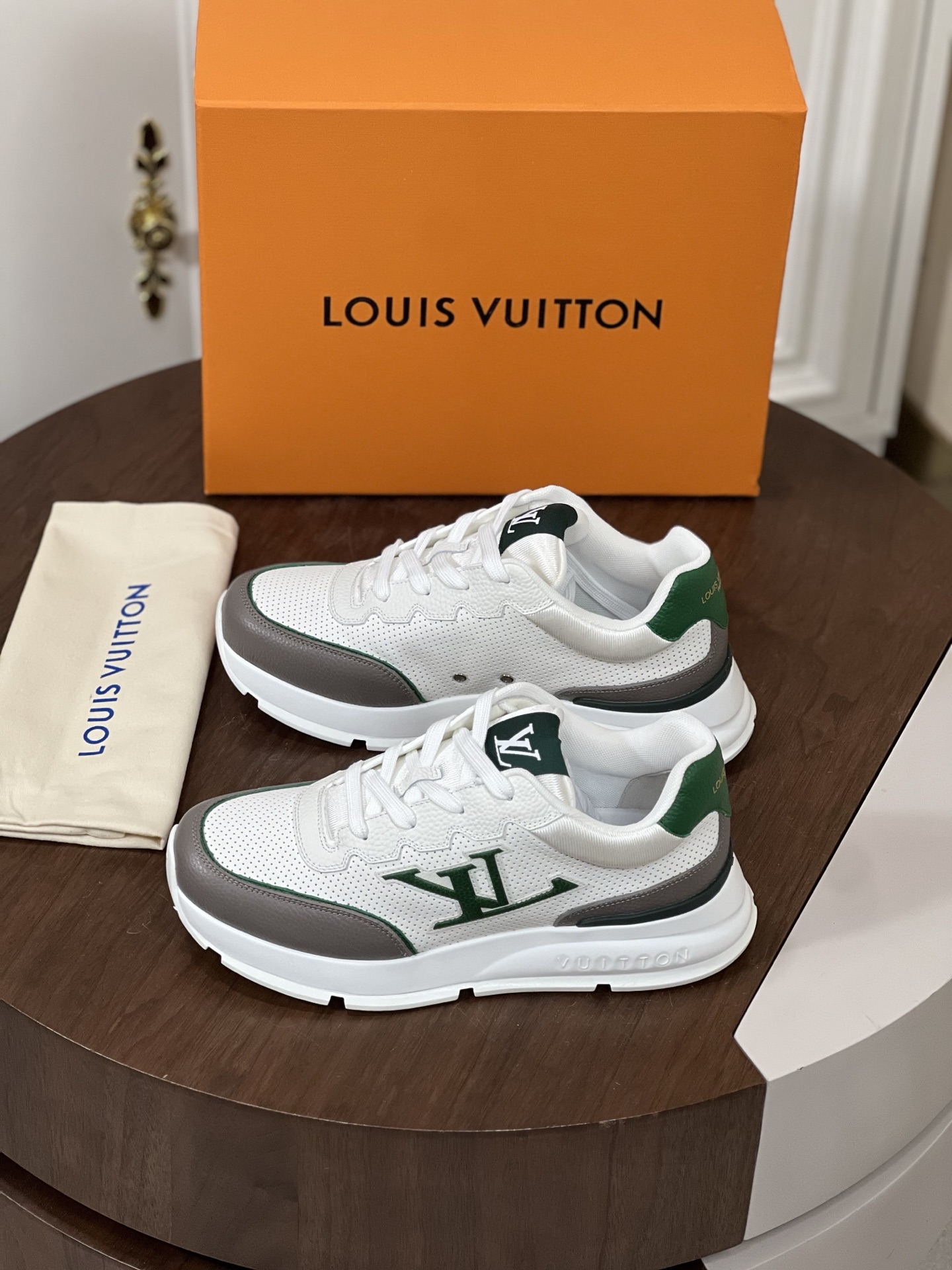 Loui*V驴家 Classic运动鞋于2025男士系列初次亮相，以光滑牛...