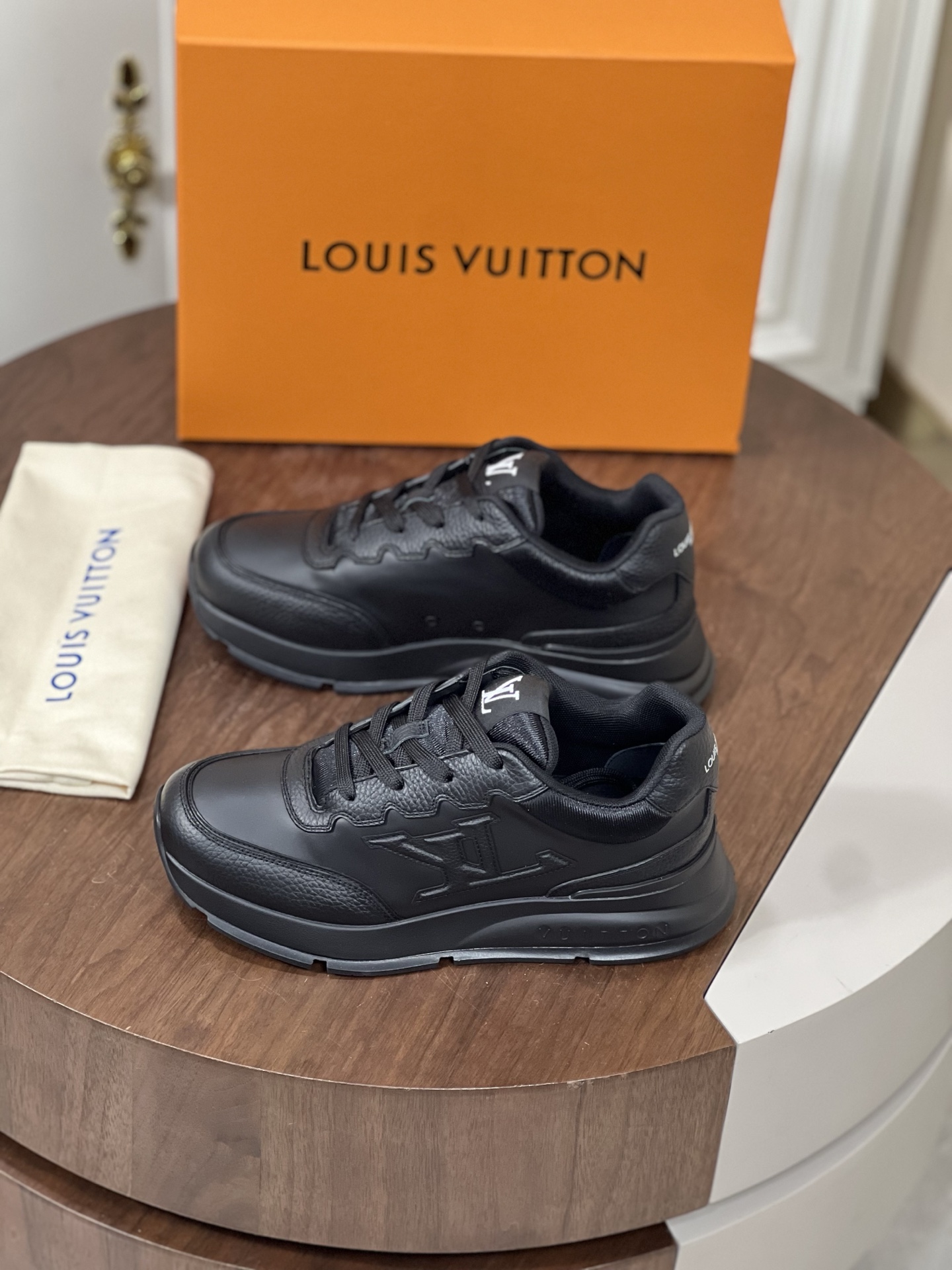 Loui*V驴家 Classic运动鞋于2025男士系列初次亮相，以光滑牛...