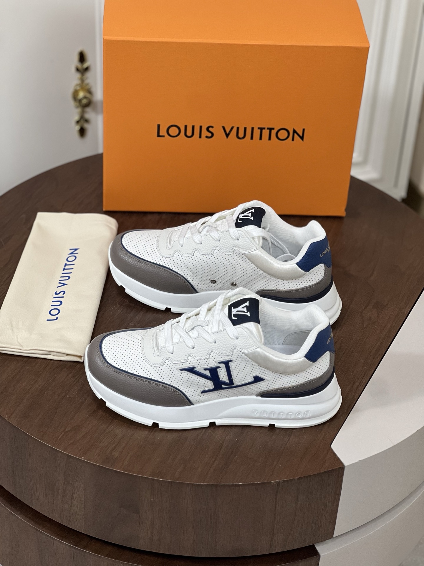 Loui*V驴家 Classic运动鞋于2025男士系列初次亮相，以光滑牛...