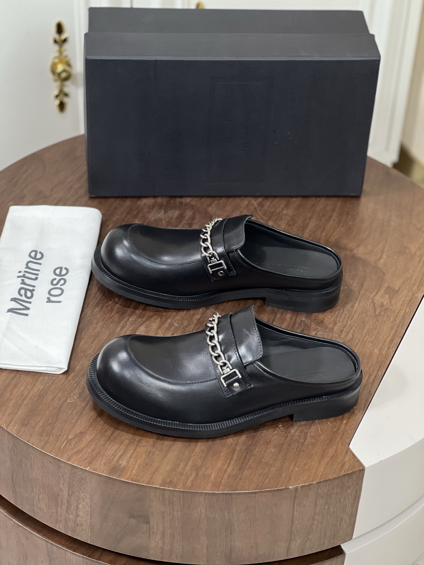 Martine Rose马丁露丝 
-高端品质 原单正装半拖皮鞋
-鞋面：...