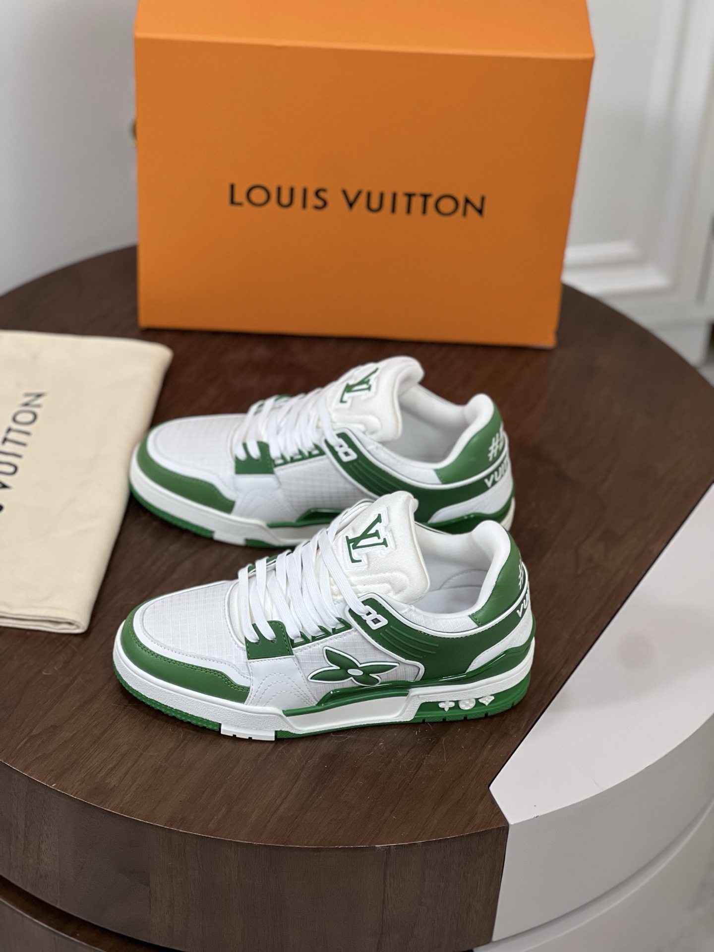 Loui*V 驴家TRAINER 运动鞋
本款 LV Trainer 运动鞋取材 Monogram 小...
