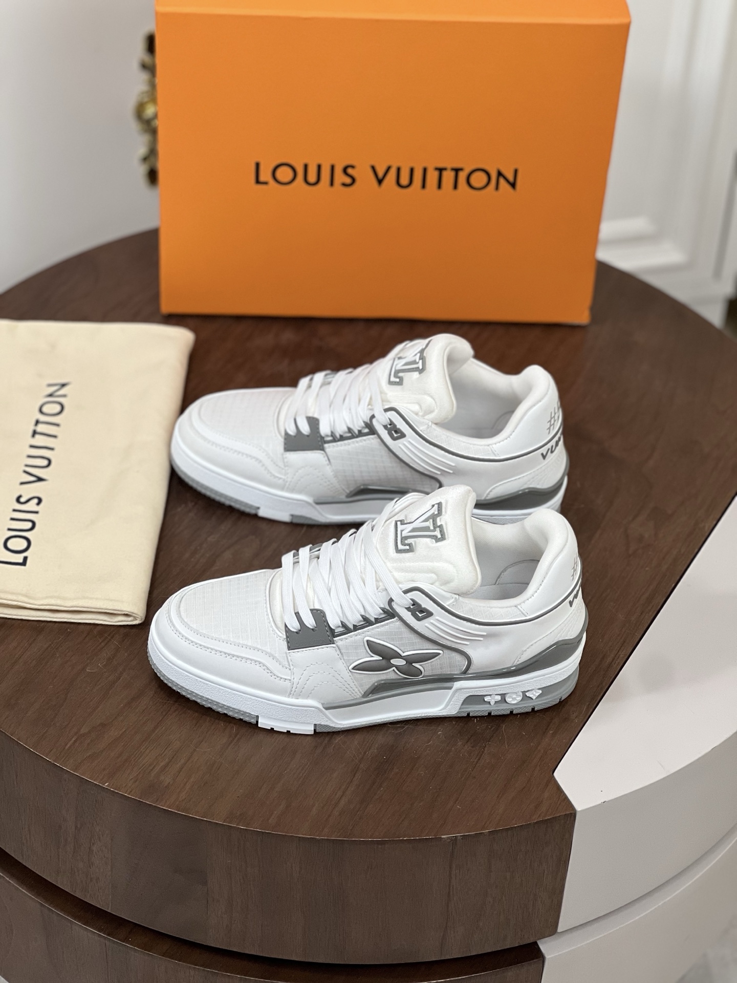 Loui*V 驴家TRAINER 运动鞋
本款 LV Trainer 运动鞋取材 Monogram 小...